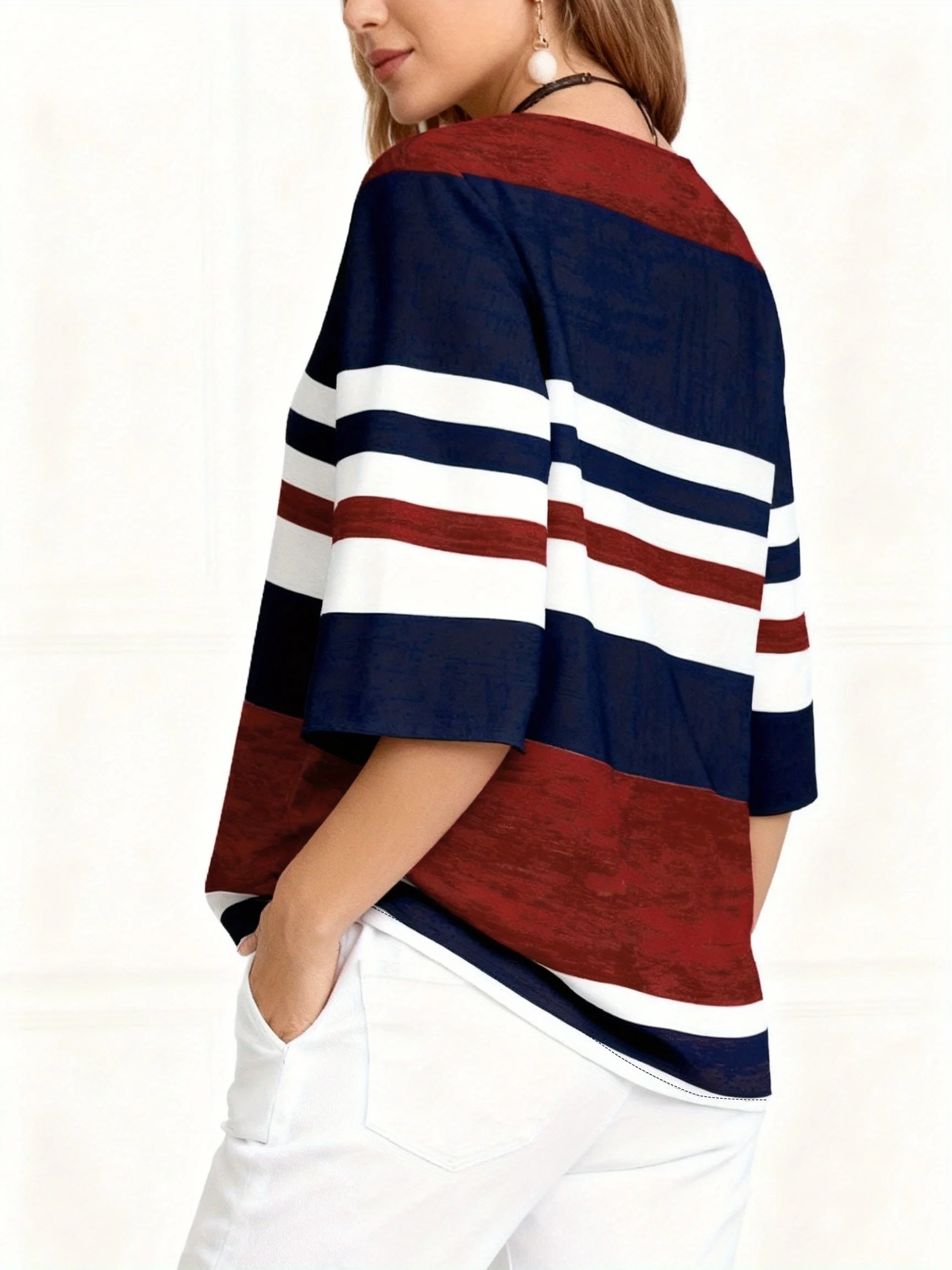 Gestreiftes Damen-Oberteil mit Knöpfen in Übergröße für einen trendigen Casual-Stil – Detail 2