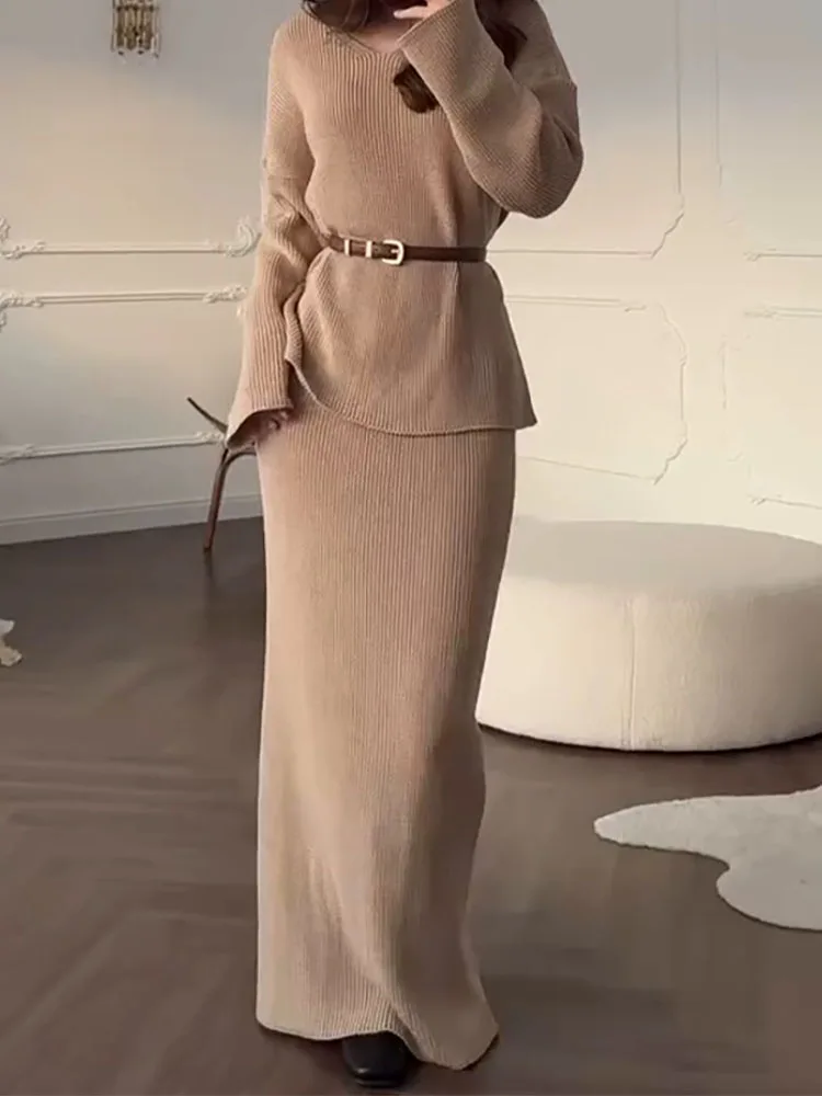 طقم كلاسيكي بلون سادة برقبة على شكل حرف V للسيدات بقصة ضيقة قريبة من الأرداف وتنورة طويلة + طقم سترة لطيفة