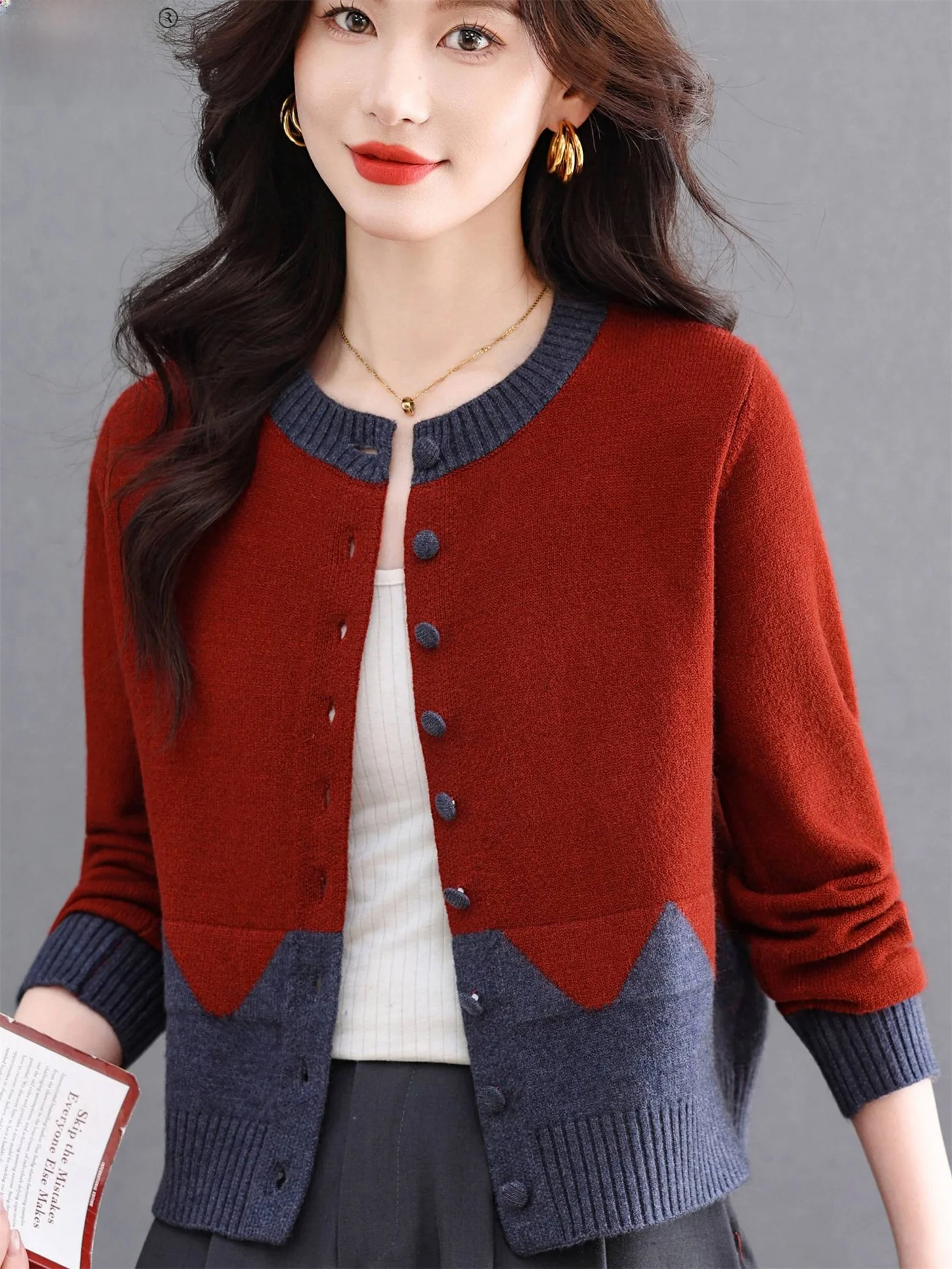 

Новый осенне-зимний вязаный кардиган с круглым вырезом для женщин, свободный теплый верхний слой, маленький размер, цветной свитер-база