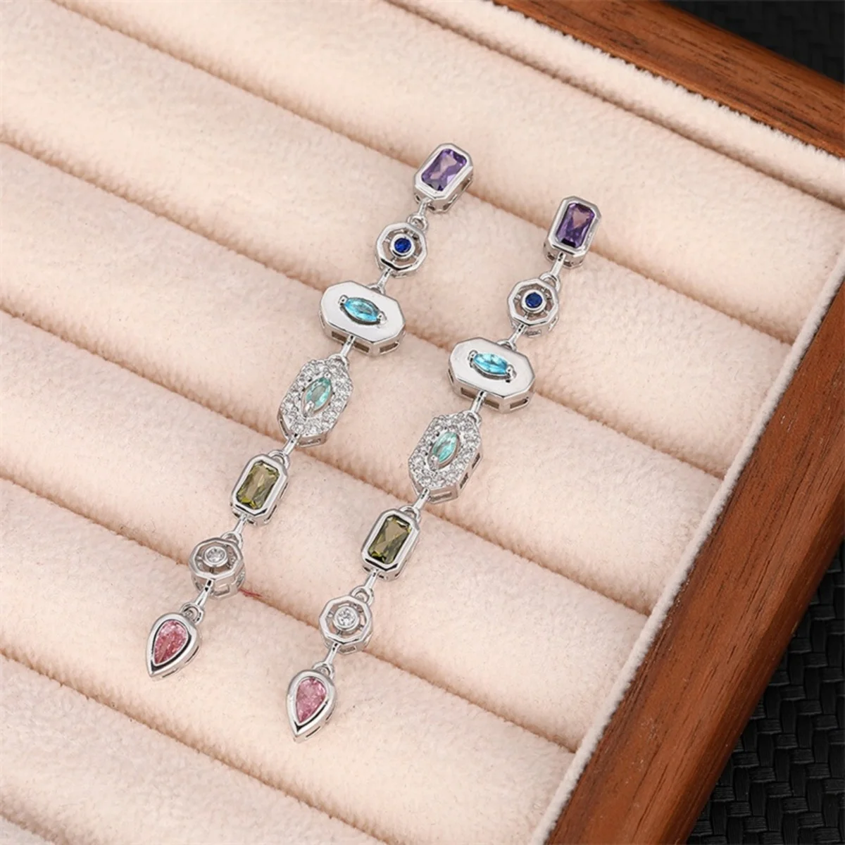 Buntes Zirkon-Schmuckset mit geometrischen Verbindungsstücken, Quastenanhänger, Halskette, Ohrringen und Armband für Damen und Herren, luxuriöses Edelstahl-Schmuckset – Detail 32