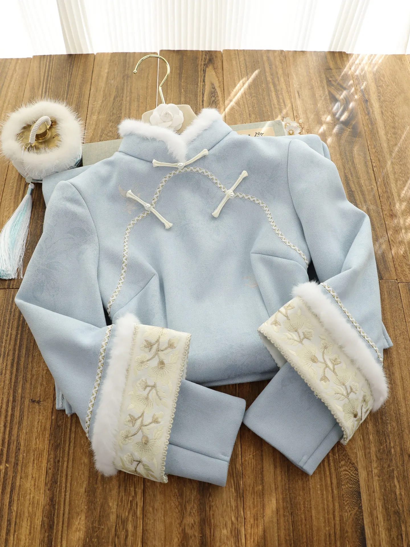 Elegant Blue Suede Flag Robe for Women Warm Plush Collar Daily Wear Vintage Style Long Sleeve Floral Embroidery mid Waist Design