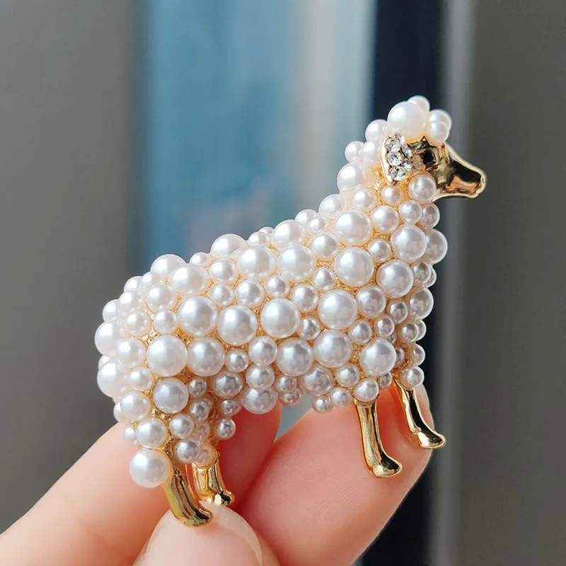 Fashionable and minimalist little Mianyang pearl brooch, cute animal temperament brooch accessor