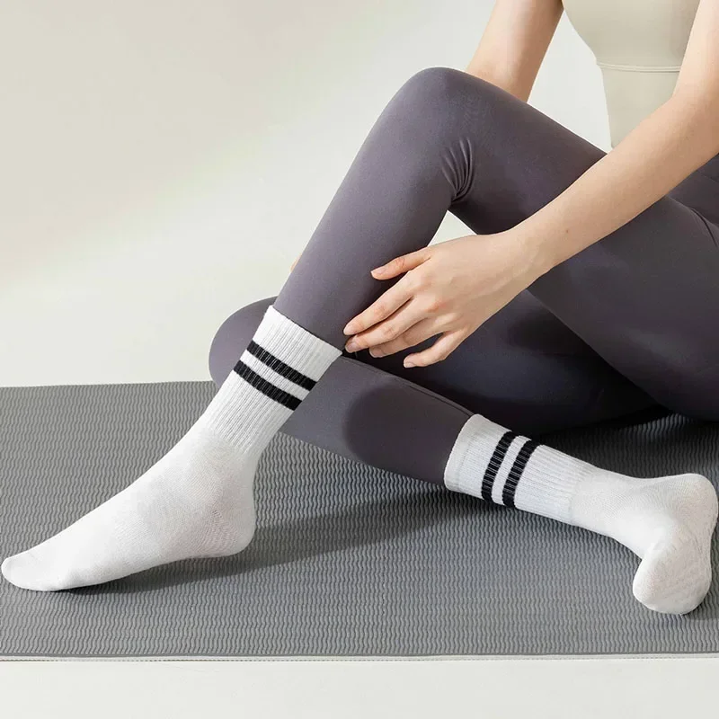 Twee paar nieuwe antislip sport hardloopfitness meerkleurige yogasokken voor dames