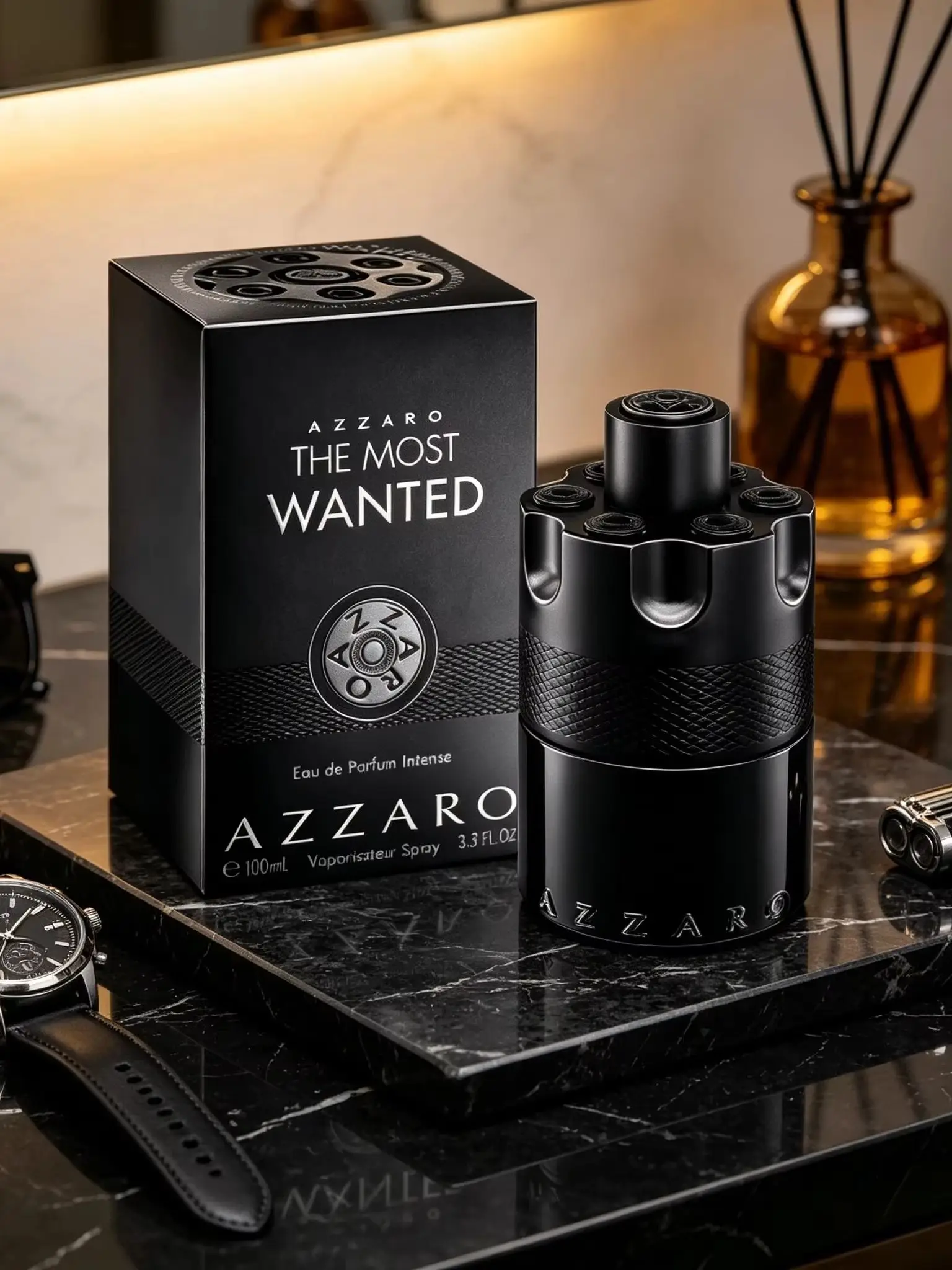 Azzaros beliebtestes Unisex-EDP-Parfüm mit starkem Duft, 100 ml. Die ikonische kugelförmige, mattschwarze Flasche mit luxuriöser schwarzer Oberfläche. Orientalischer Duft mit Vanille-Noten.