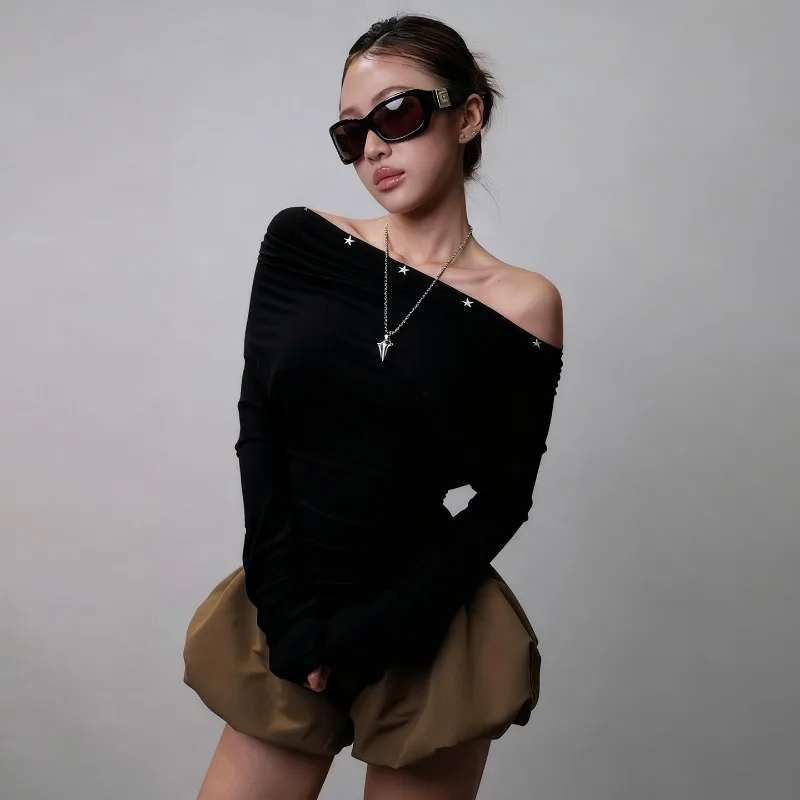 

Design Metal Decoration Sloping Shoulder Slim Fit Base Shirt for Girls To Look Slim Revealing The Inside Long Sleeved Top