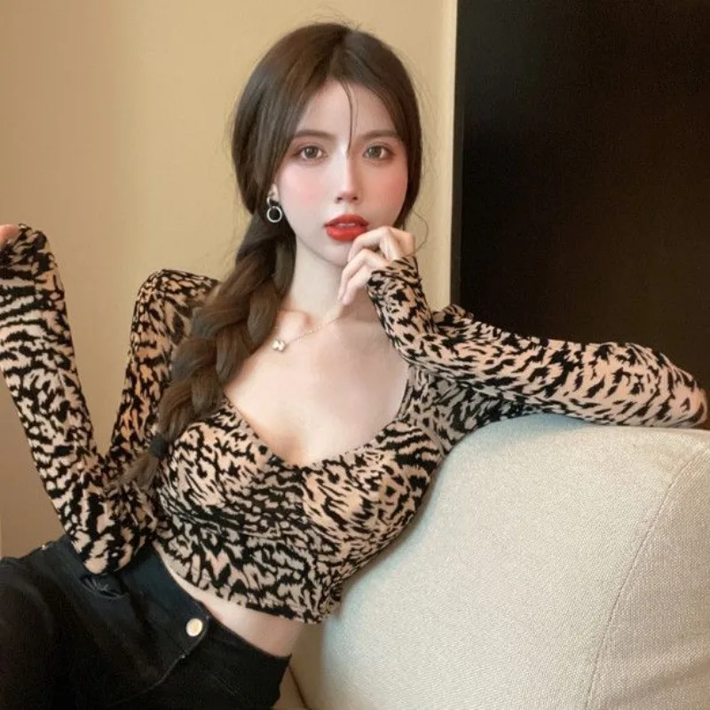 Shpmishal Fashion Leopard Print Long Sleeved T-shirt 2024 Women's Early Autumn New Retro Hong Kong Style Base Shirt Short Top