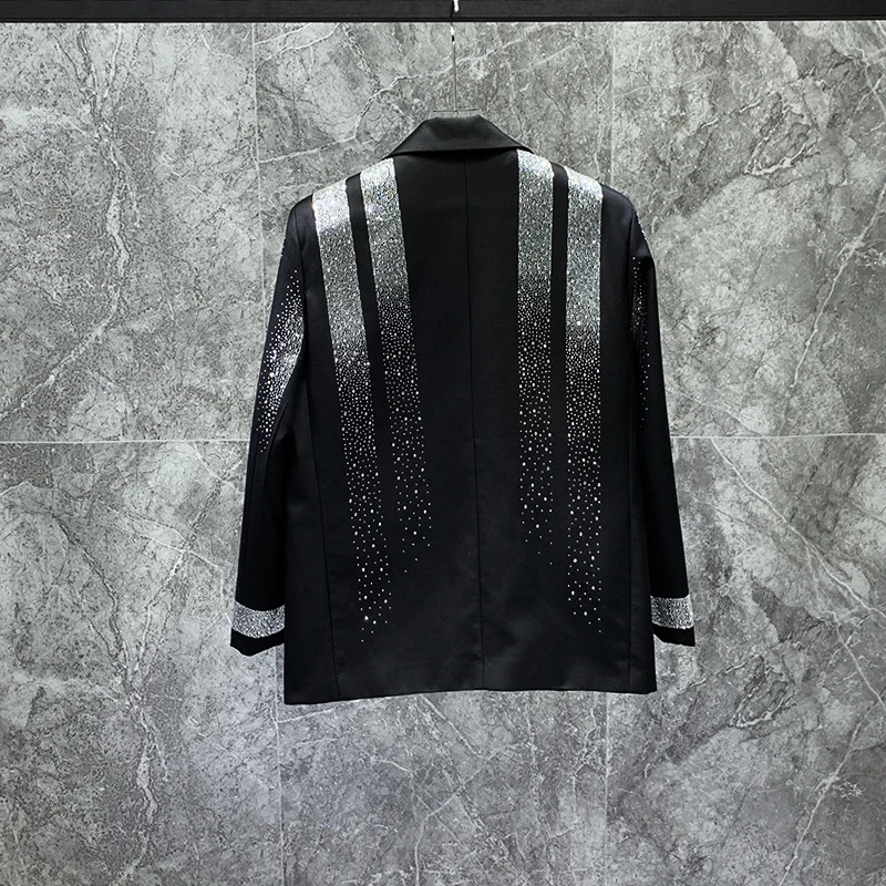 بدلة أنيقة فضفاضة وسيم عصرية جديدة لعام 2025 للرجال النسخة الكورية سترة عالية الجودة من حجر الراين المزودة بالنجوم