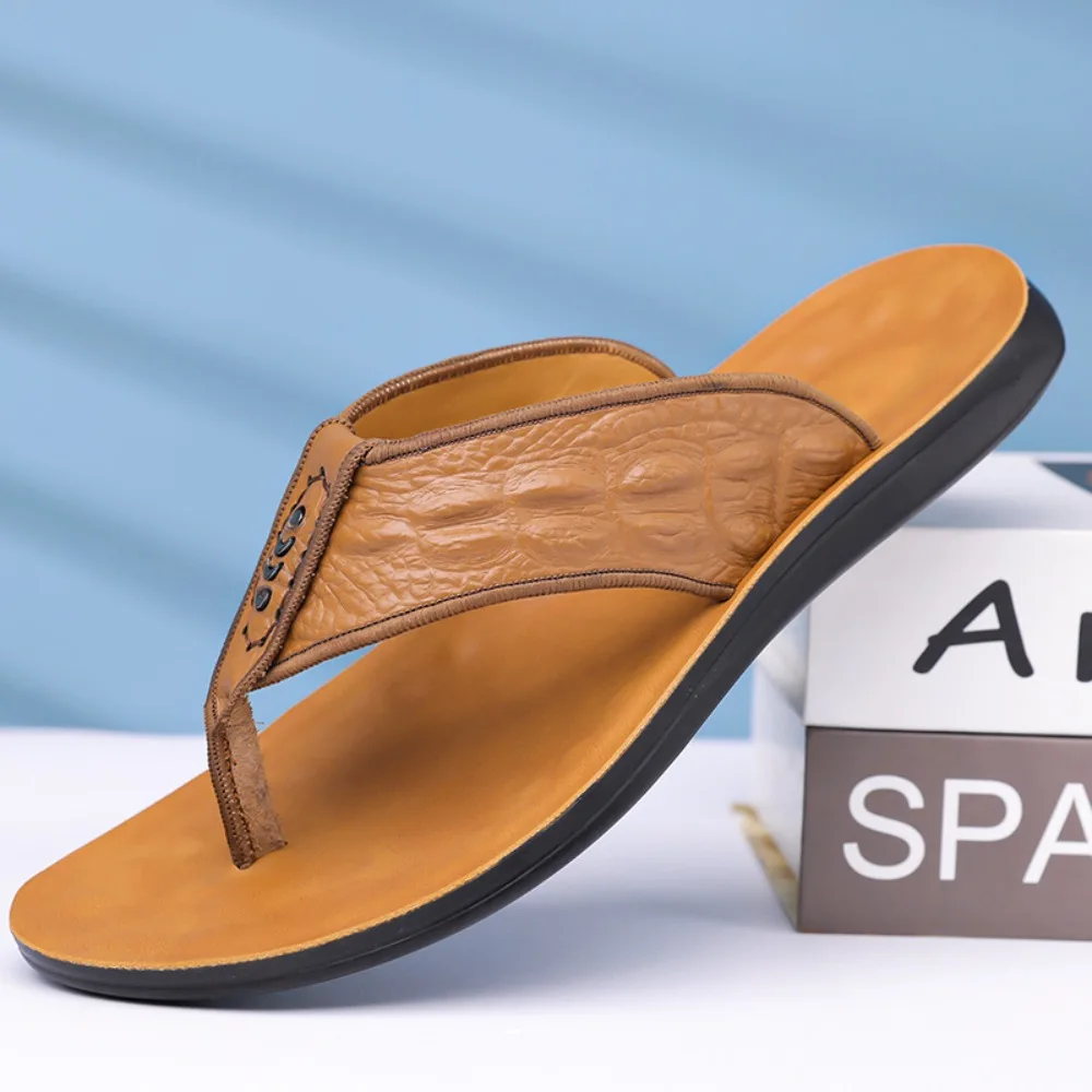 

Новые летние мужские кожаные сандалии, пляжные шлепанцы, повседневные домашние и уличные тапочки, модные резиновые шлепанцы с верхом из резины, удобная обувь для взрослых.