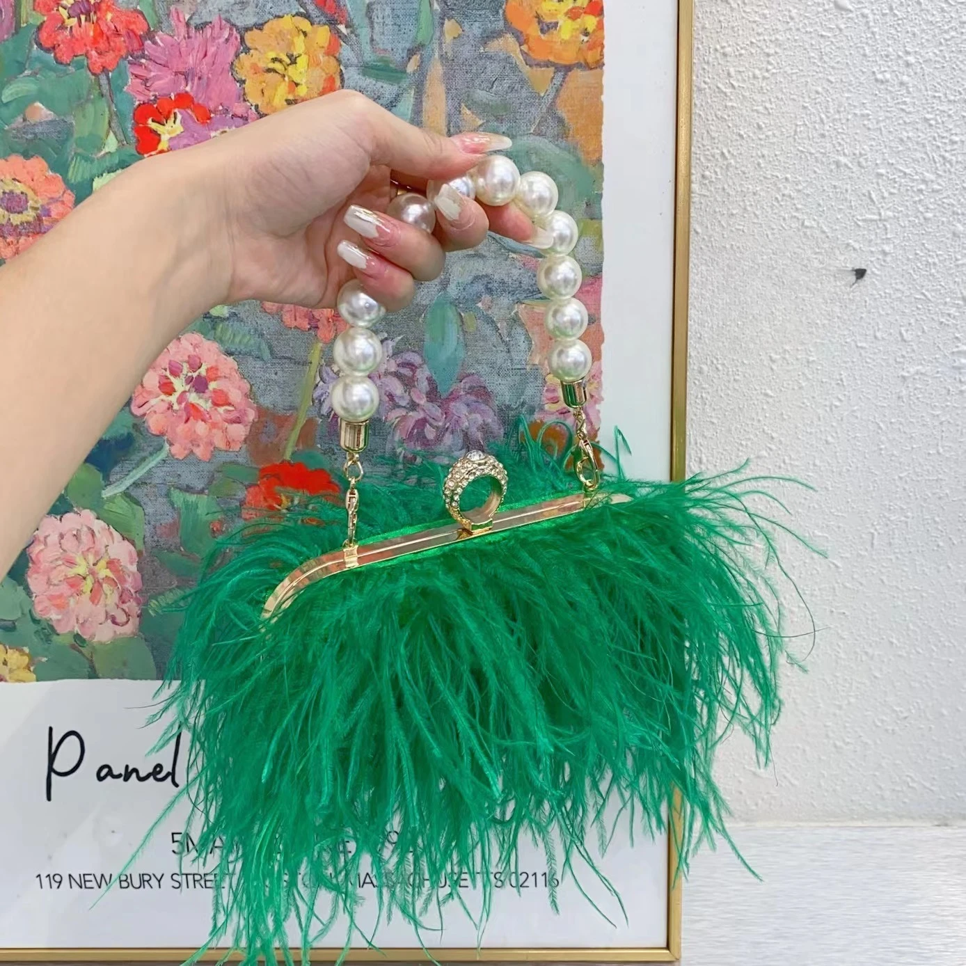 

Модная вечерняя сумка-тоут/мессенджер с кисточками, перьями страуса, жемчугом, металлическими стразами и жемчужной застежкой в форме пуговицы