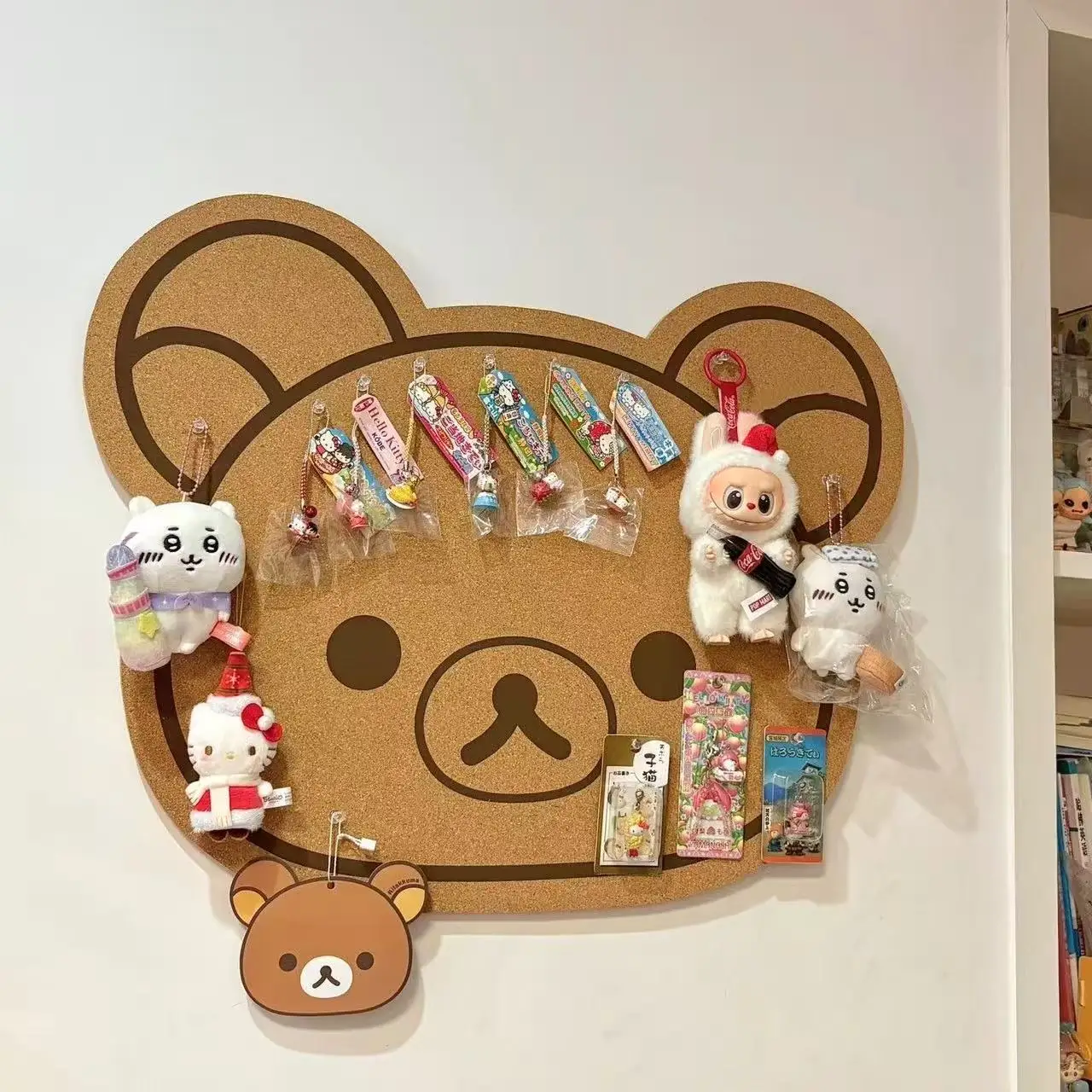Nuevo tablero de corcho de dibujos animados de fieltro de oso relajado, decoración de pared de fotos sin perforar, tablero de mensajes, decoración de habitación, regalo 2025