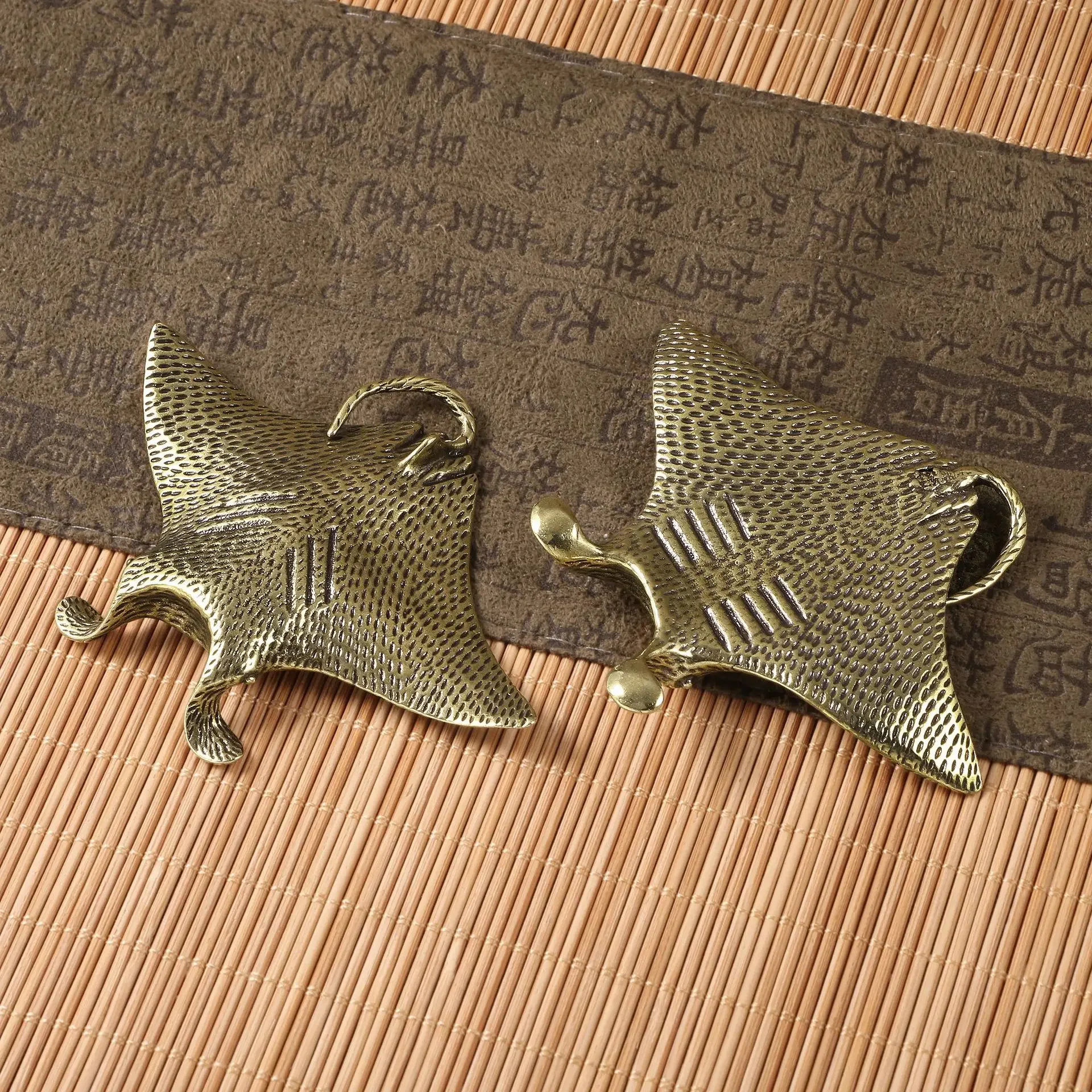 Large Devil Fish Brass Figurines Manta Rays Copper Ornaments Study Desk Decoration Carving Clear Textures of Marine Creatures