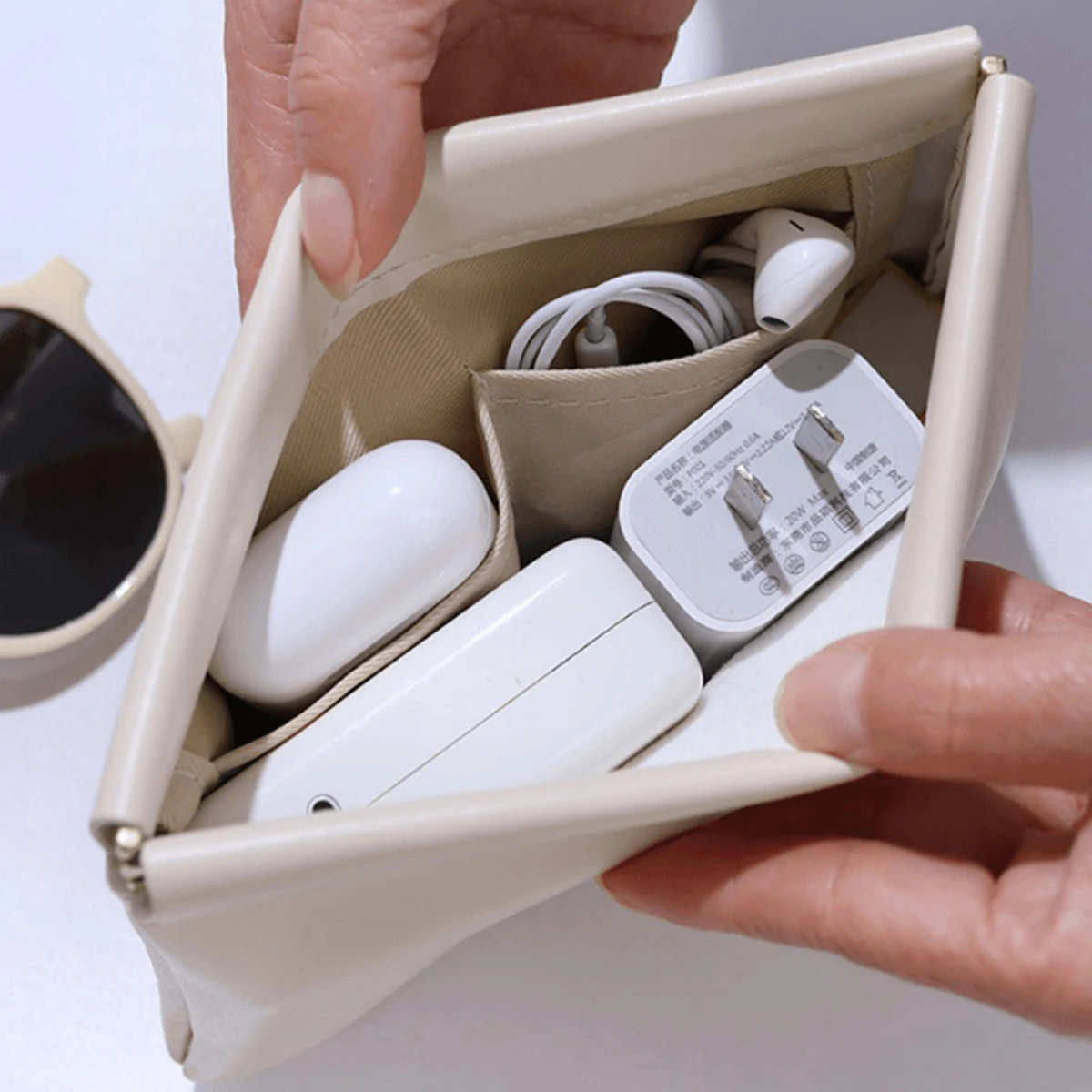 Can Be Used As A Loose Storage Bag For Earphones And Can Also Be Used As A Portable And Compact Makeup Bag With An Inner Lining