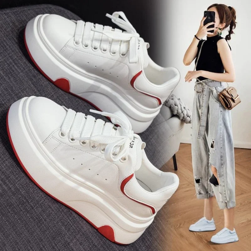 Zapatillas de deporte blancas de suela gruesa a la moda para mujer primavera y otoño nuevo estilo diseño personalizado funcional deportes Casual versátil