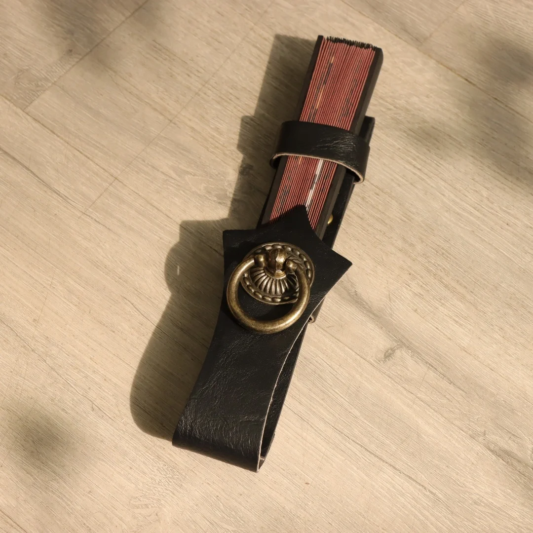 UYEE Vintage Rosen-Dekor Lederfächer-Holster Gürteltasche, Mittelalterliche Fächer-Hülle für Renaissance Cosplay Gürtel-Accessoires – Detail 6