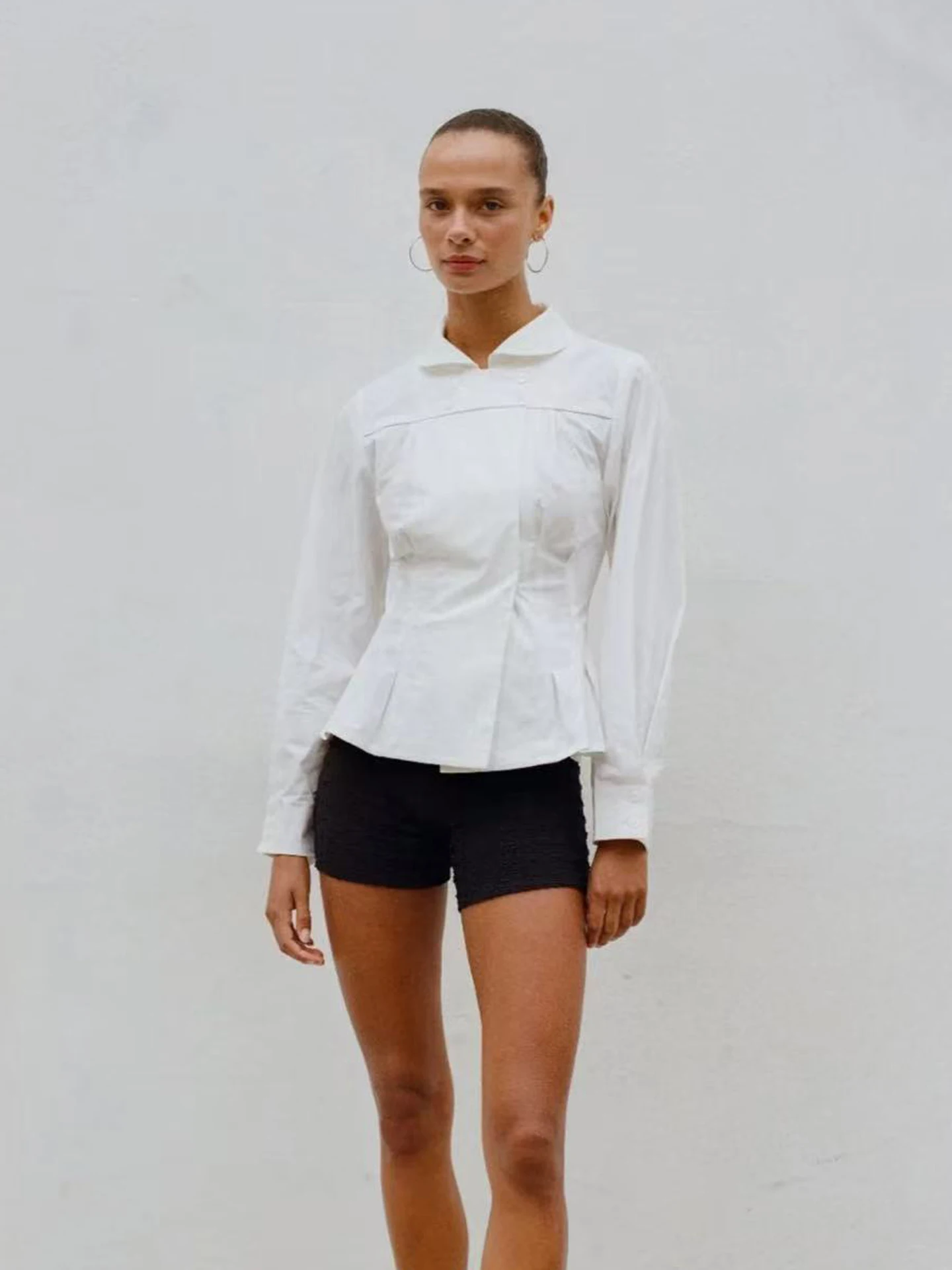 قميص أبيض بياقة أطفال من Peachy Don وأكمام طويلة، قميص مرن للتخسيس