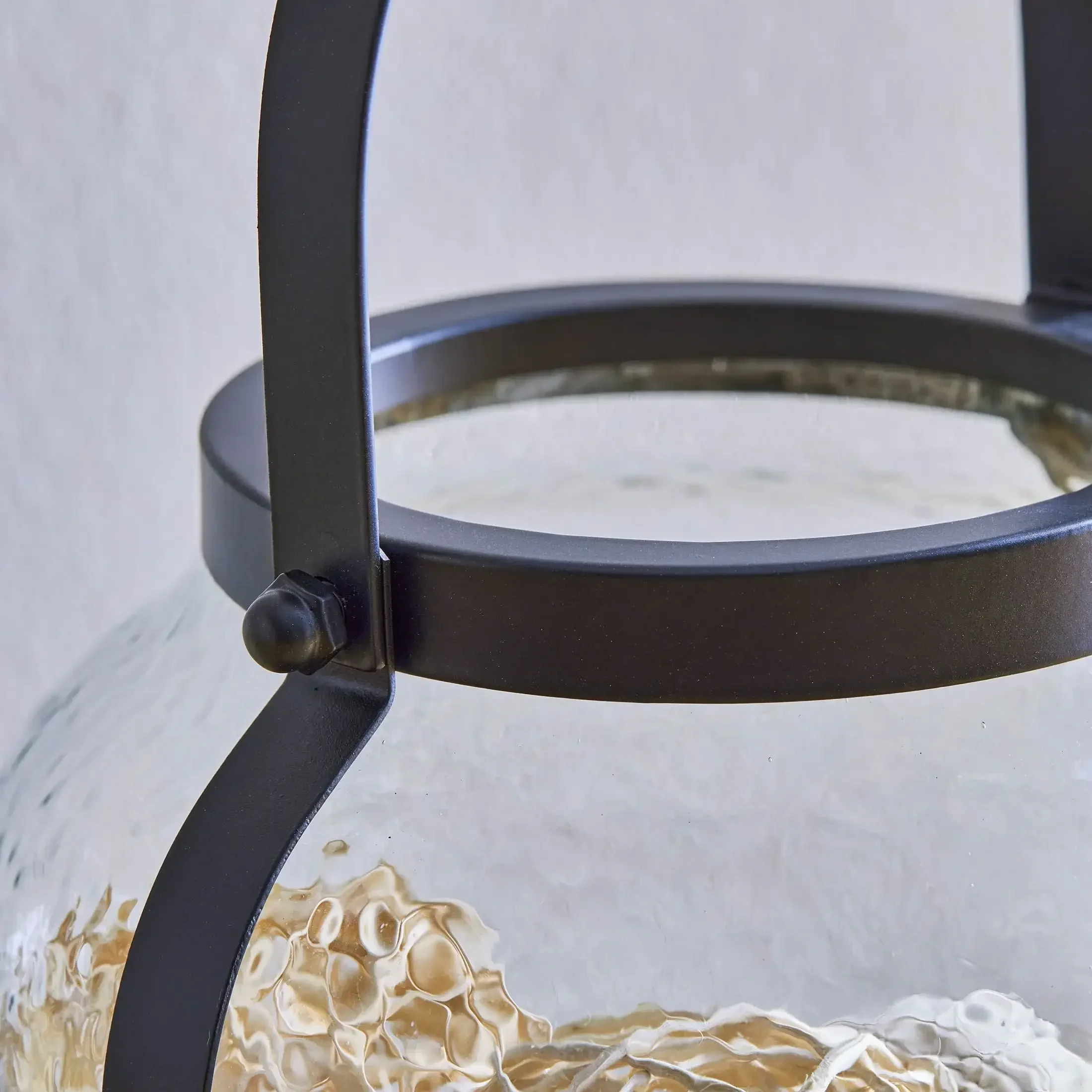 (عبوة من 2) فوانيس شمعدان زجاجية مطروقة معدنية سوداء متوسطة الحجم، 7.25 بوصة عرض × 7.3 بوصة عمق × 7.37 بوصة ارتفاع (باستثناء المقابض)