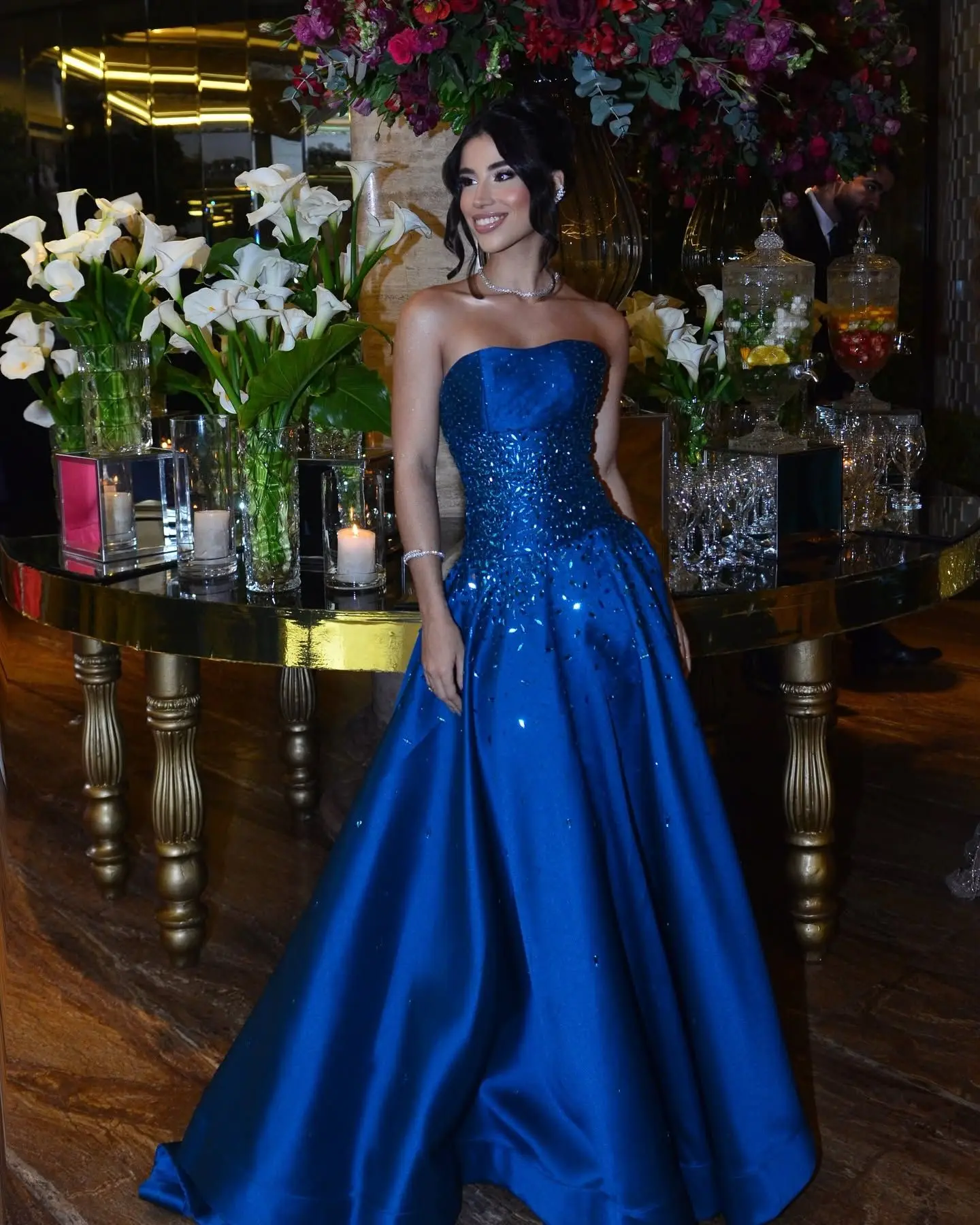 Königsblaues trägerloses Satin-Ballkleid – A-Linien-Abendkleid mit glitzerndem Perlenmieder und Schleppe für Damen, Abschlussball, Party, Vestidos