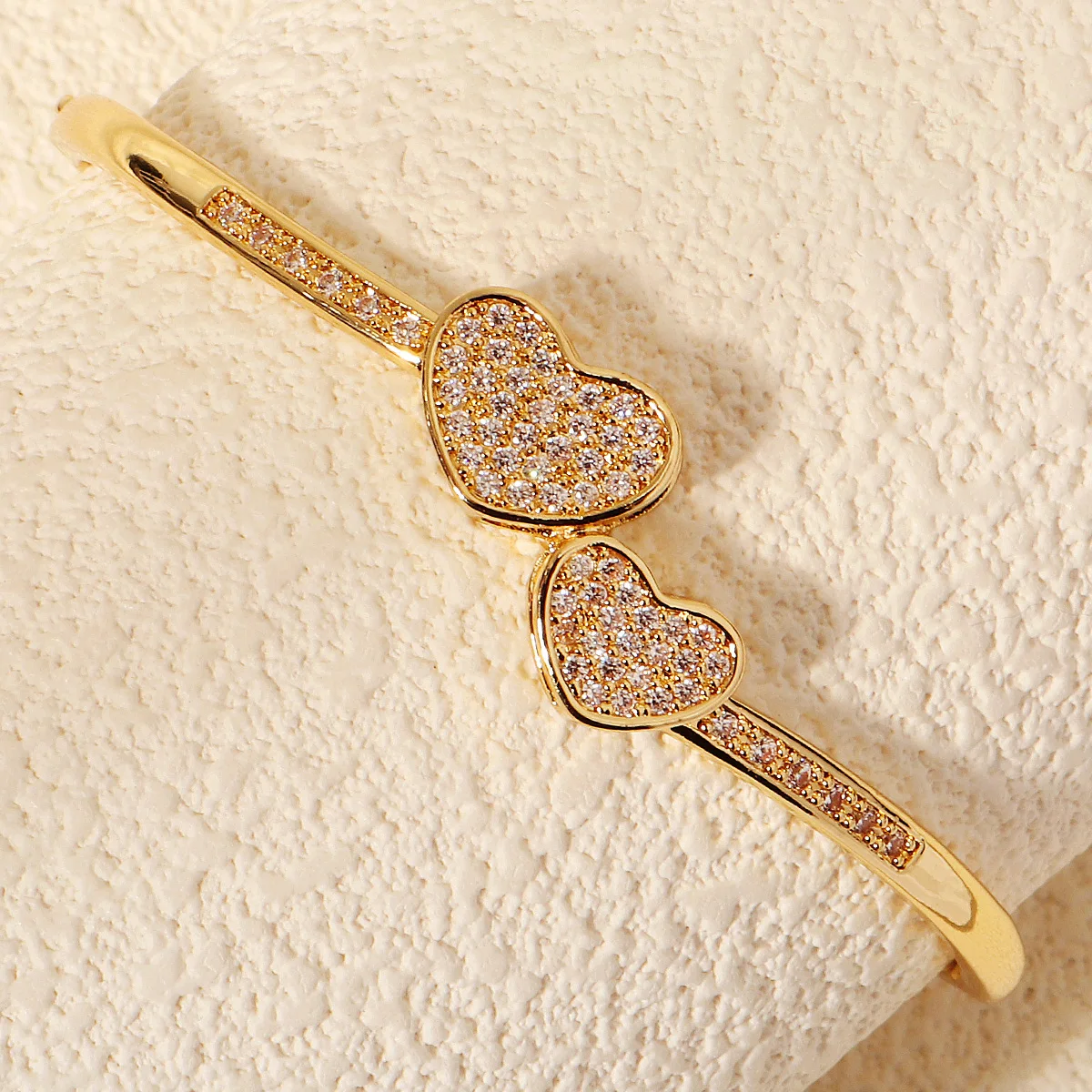 Squisito cuore in rame con zirconi Bracciale da donna Bracciale aperto con strass fatto a mano alla moda Bracciale a mano con gioielli da festa