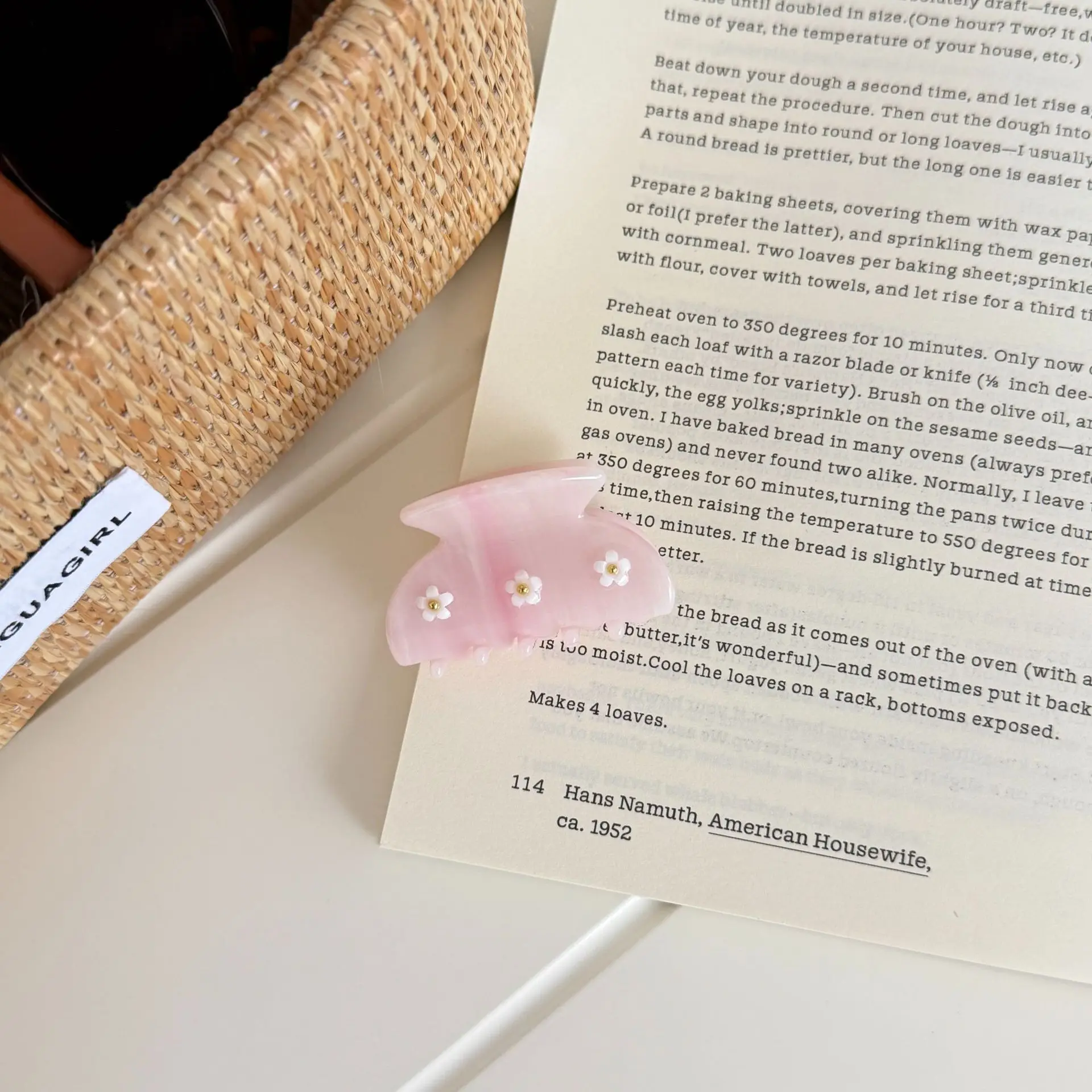 

Medium Shark Claw Acetate Daisy Floral Design Korean Elegant Half Up Hair Accessory for Women Daily Office Use Hair Pin