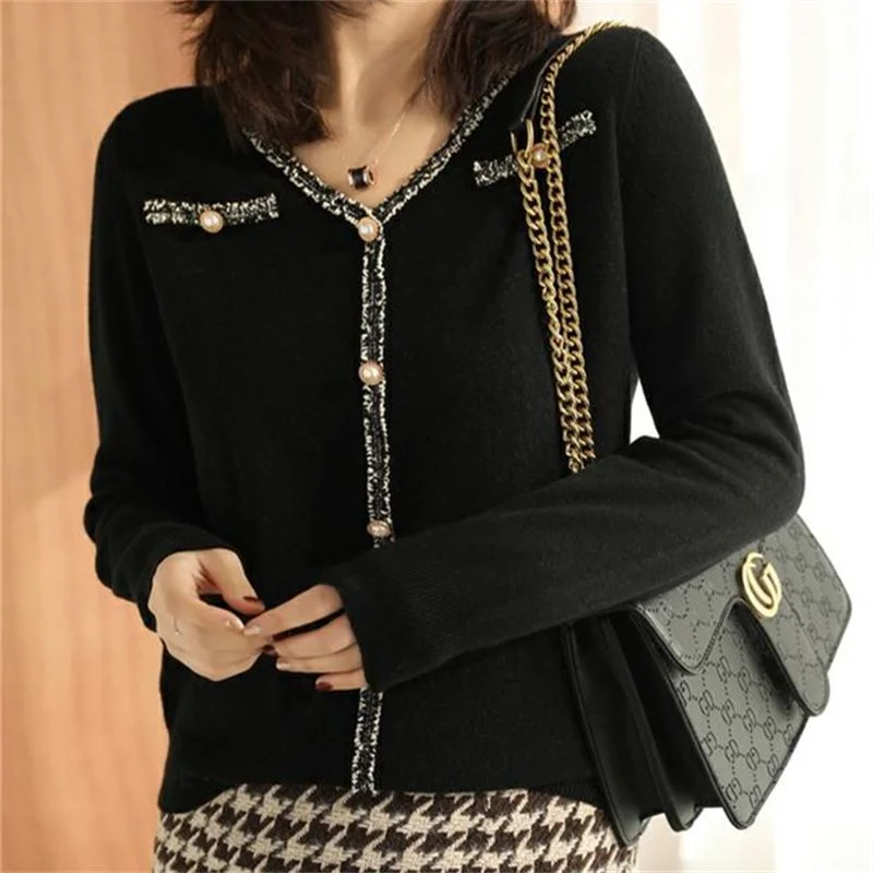 Dickes, mit Blumen gespleißtes, gestricktes Basisshirt mit V-Ausschnitt für Damen, lockerer, lässiger Perlenknopf, weicher, klebriger Pullover, innen geschichtet