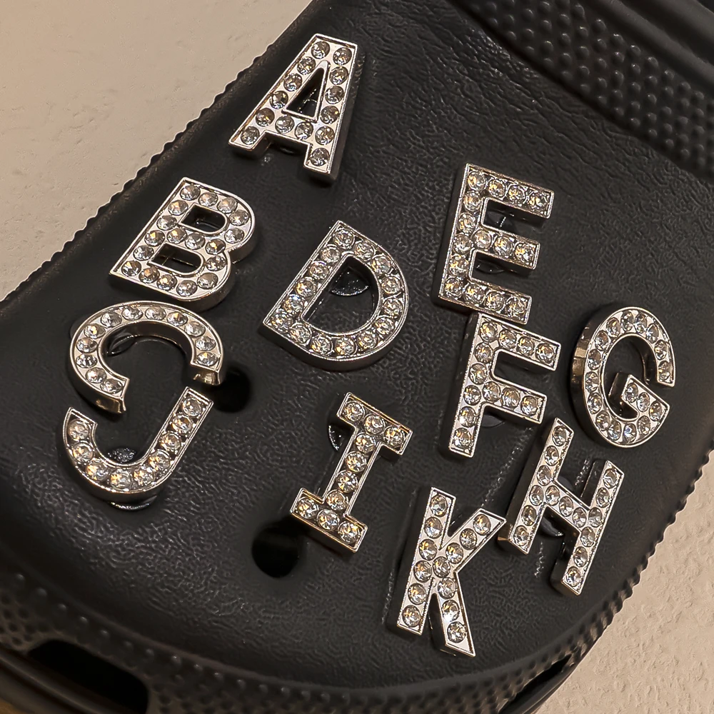 1 Stück silbrige Buchstaben, luxuriöse Schuhanhänger, Alphabet, Schuhdekorationen, Anstecknadeln für Gartensandalen, Frauen und Mädchen, glitzernde Geschenke – Detail 10