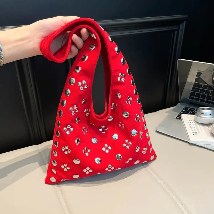 

Новая сумка-кроссбоди 2026 года с заклепками, регулируемой верхней ручкой и ремнем через плечо, в стиле бохо-шик для работы, поездок и повседневного использования