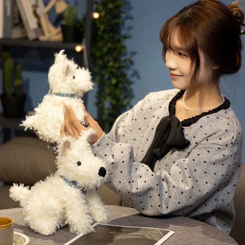 素敵なふわふわの白いウェストハイランドウールのぬいぐるみ、スカーフ付き、キュートでリアルな動物の枕、柔らかい赤ちゃんをなだめるおもちゃ、子供へのプレゼント