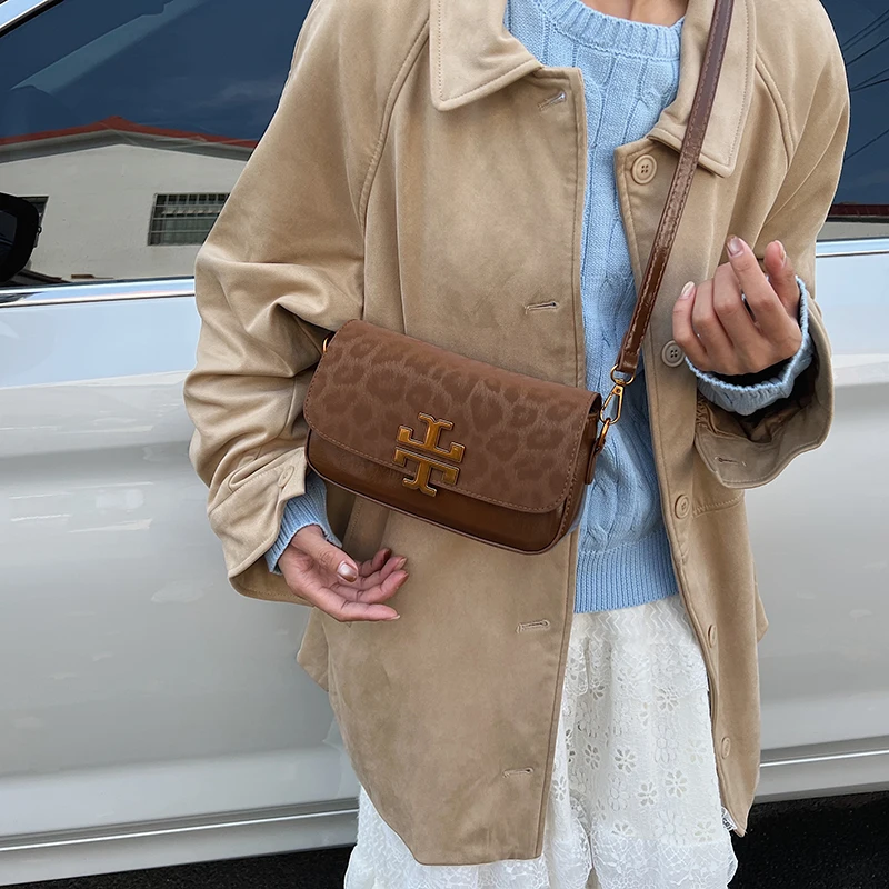 

Женская сумка из тонкой кожи с модным пригородным дизайном и известным парижским образцом.