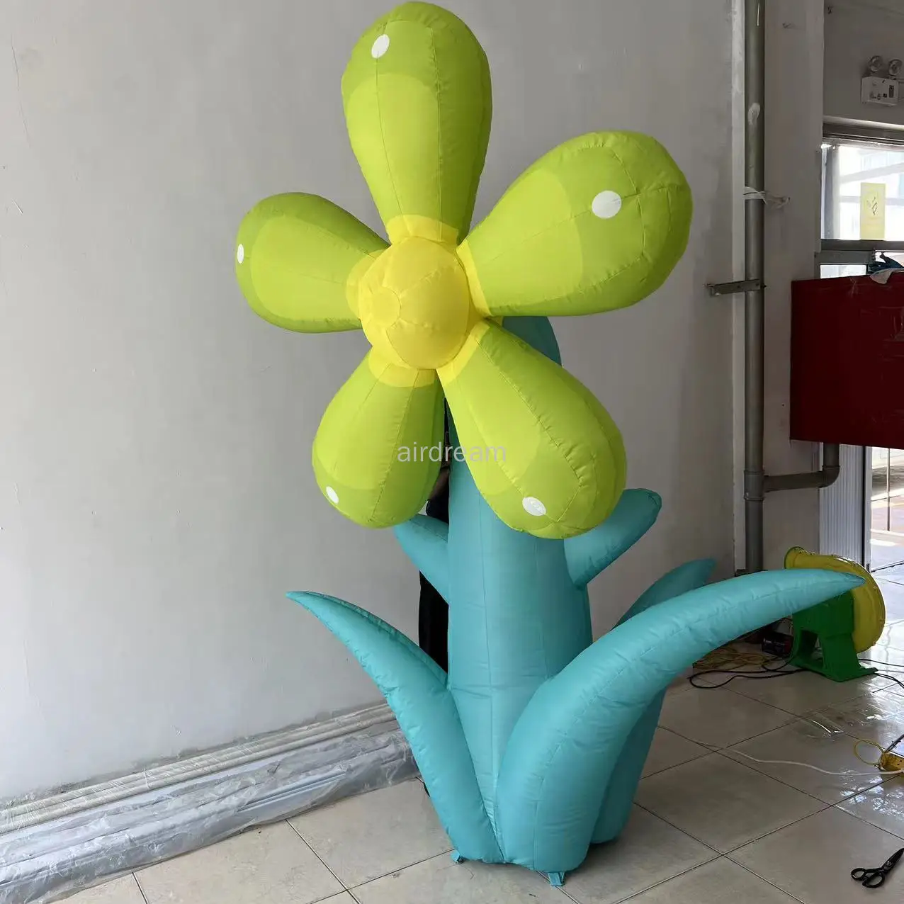 Modèle de fleur gonflable avec lumière colorée LED, thème de plantes à fleurs, plante artificielle, événement, décoration de scène, publicité