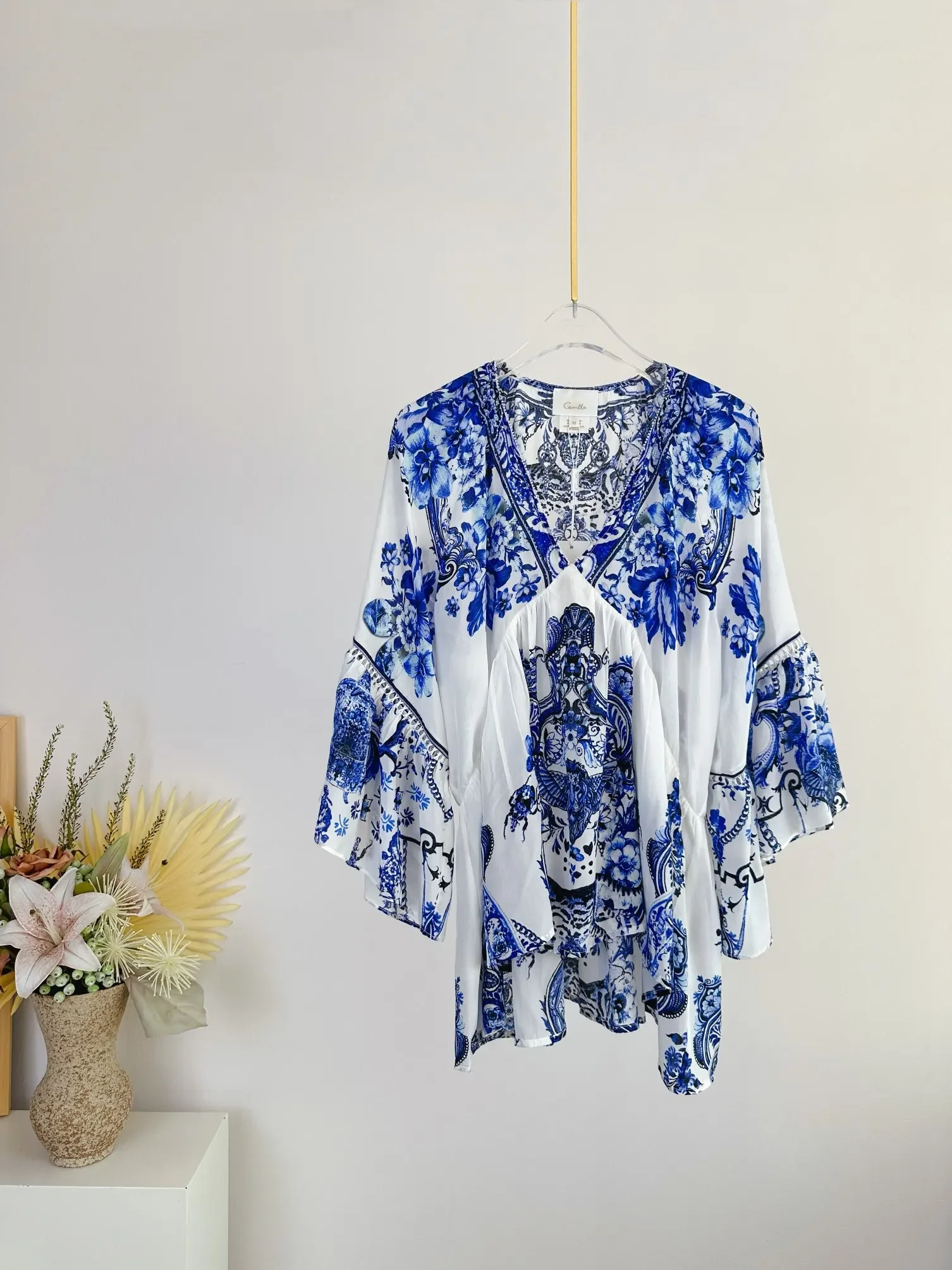 Blusa con estampado azul para mujer, camisa de seda holgada de manga larga con cuello en V, dobladillo Irregular, otoño 2024