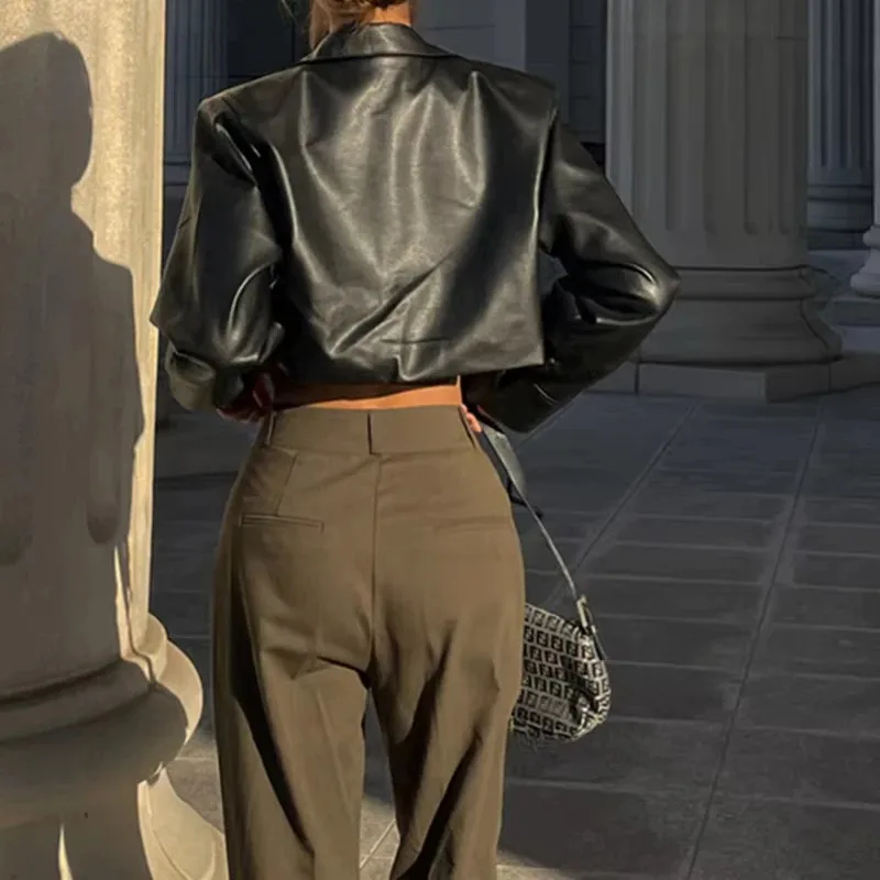 Jaqueta curta feminina de couro sintético – gola virada para baixo estilo Y2K casaco PU com detalhes de botão, streetwear inspirado no Grunge