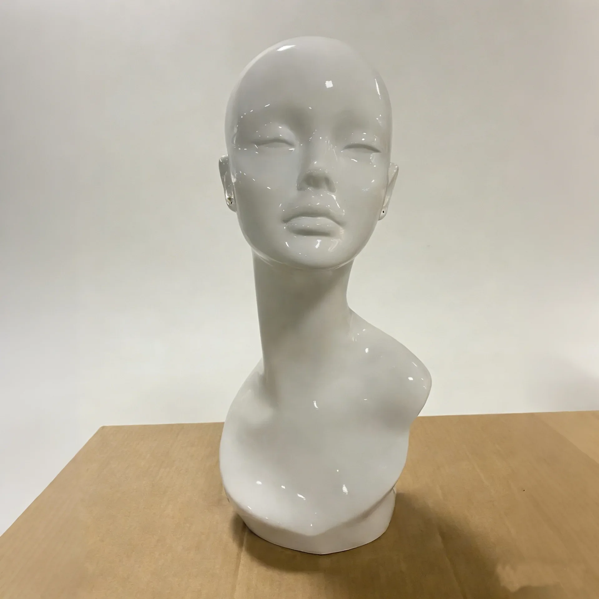 Plastic head mold dummy woman silk scarf sunglasses earrings head mold abstract head facial features wig hat scarf display stand