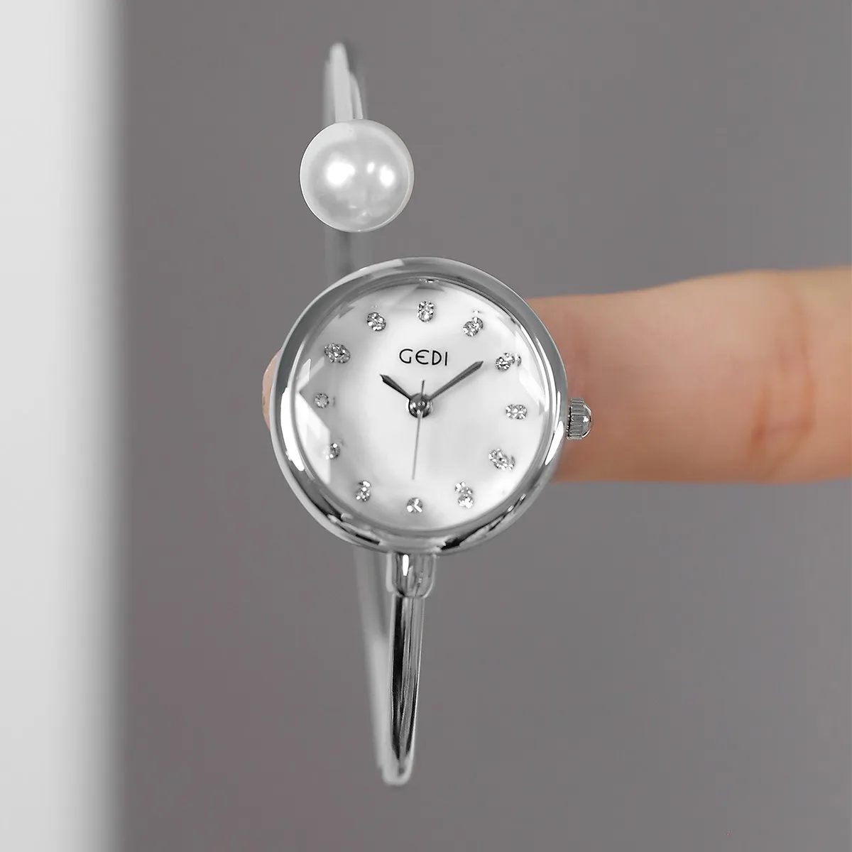 Nieuw quartz dameshorloge in armbandstijl, een luxe en veelzijdige uurwerk. Elegant dameshorloge, een perfect cadeau voor vrouwen.