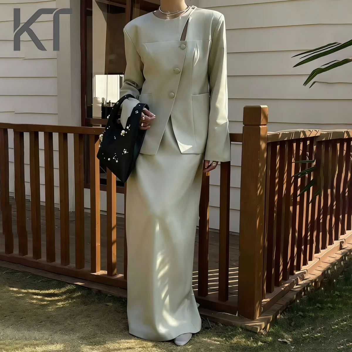 

Женский атласный костюм-двойка KT: пиджак с вырезами и юбка макси с высокой талией, весна-лето 2026, для офиса, комплект