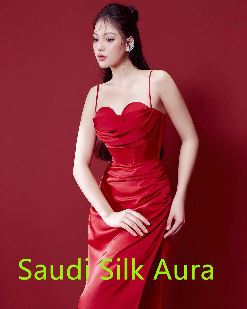 Vestidos de celebridades de satén rojo elegantes personalizados, alta calidad, sin tirantes, tirantes finos, sirena fruncida, cremallera trasera, bata de noche