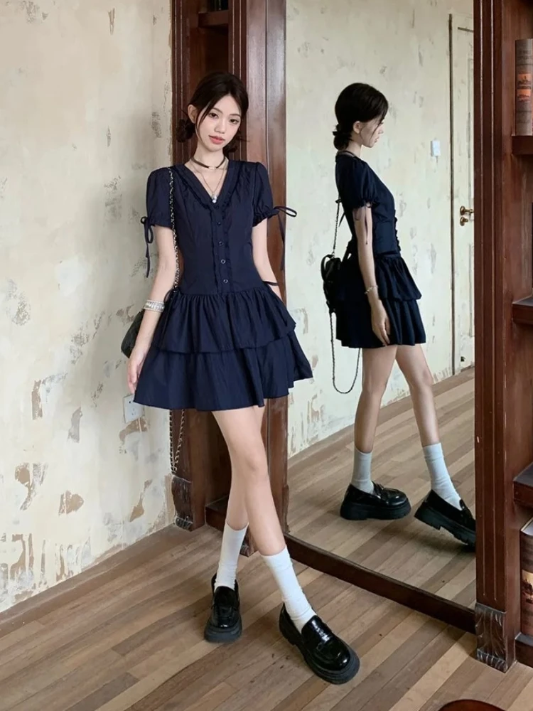 ชุดเดรสสีน้ำเงินสไตล์วินเทจสวยงามแบบยุค 2000 ชุดเดรสแขนสั้นคอวีทรงเข้ารูปสำหรับฤดูร้อน ดีไซน์เก๋ไก๋แบบชิ้นเดียว