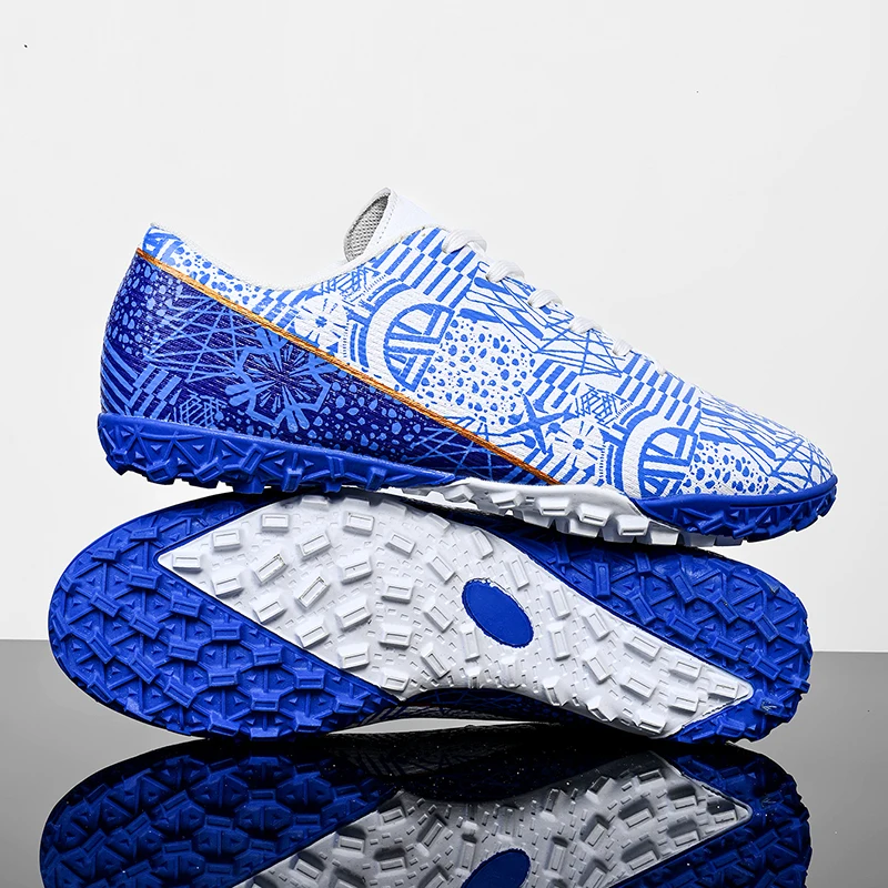 

A pair of children's four-season leather football shoes with nail decorations, wear-resistant football shoes, sizes 35-45，MZ-668