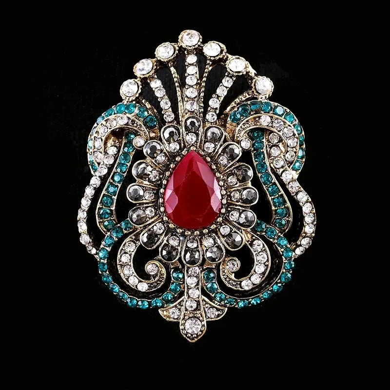 Retro Court Style Luxury Brooches for Women Vintage Metal Crystal Hollow Badge Pin Men Women Suit Coat Corsage Accessory