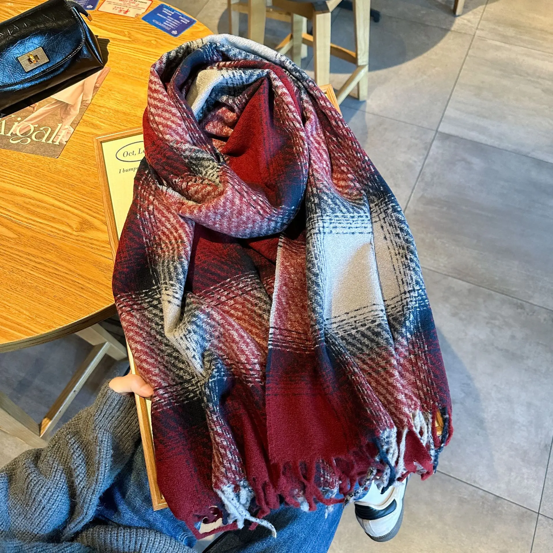 

Корейская версия, новый зимний шарф с градиентом для женщин, зима 2025, клетчатый толстый шарф с кисточками для пар