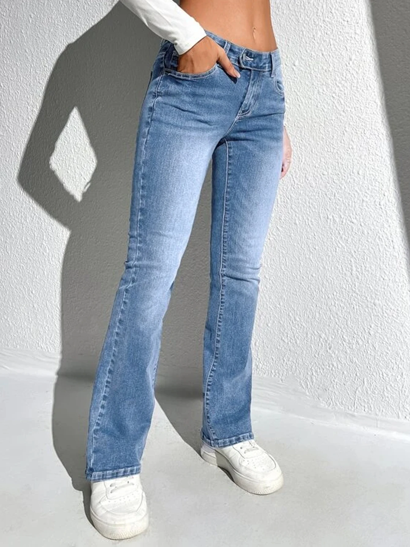 Jeans da donna con fondo a campana, pantaloni semplici in denim svasato a vita alta, pantaloni larghi da donna con design a tasche