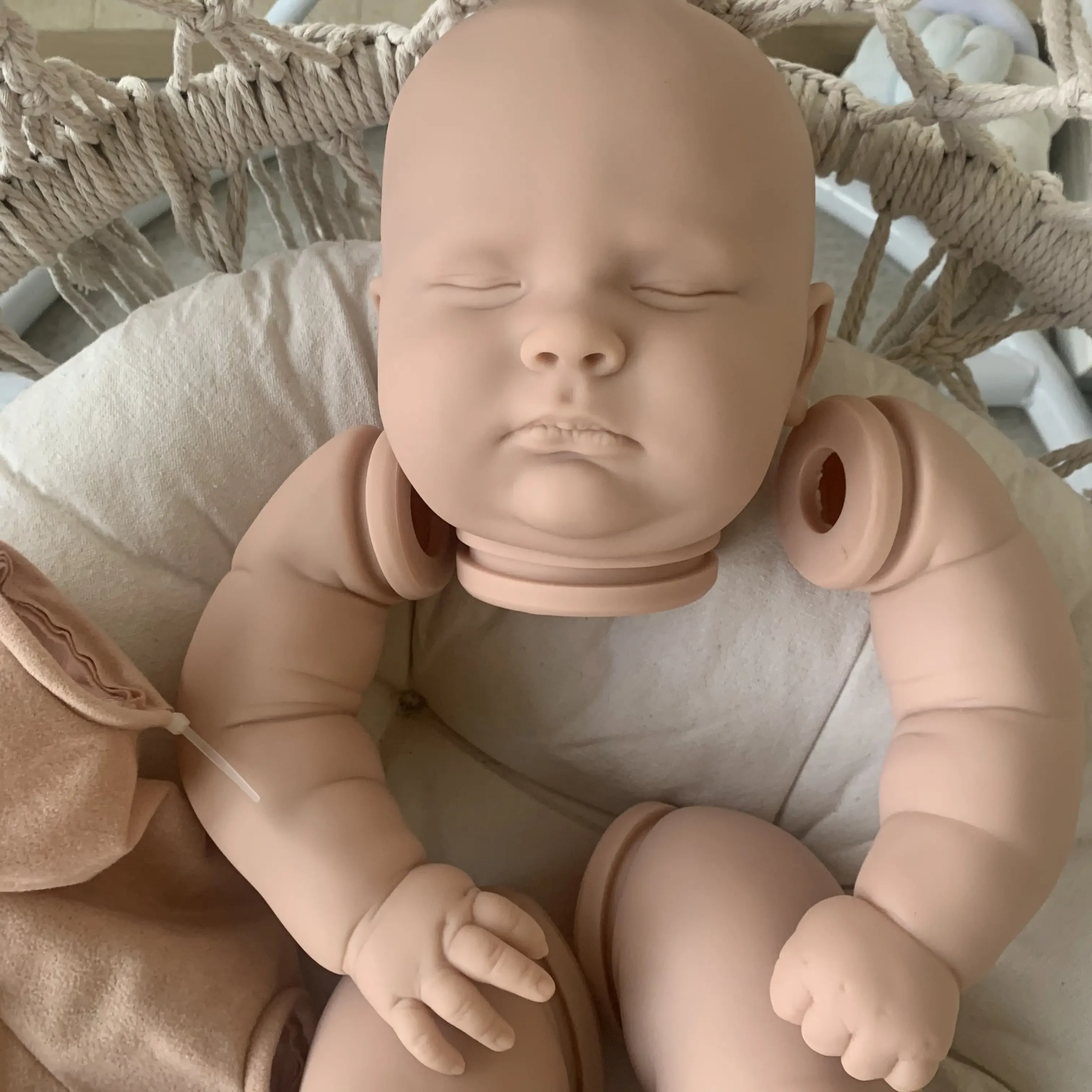 SINO-BB 23 Zoll Reborn Baby Doll Kit Lebensechte 3 Monate Kleinkind Schlafendes Baby Vinyl Unbemalte Puppenteile DIY Blanko Puppenset