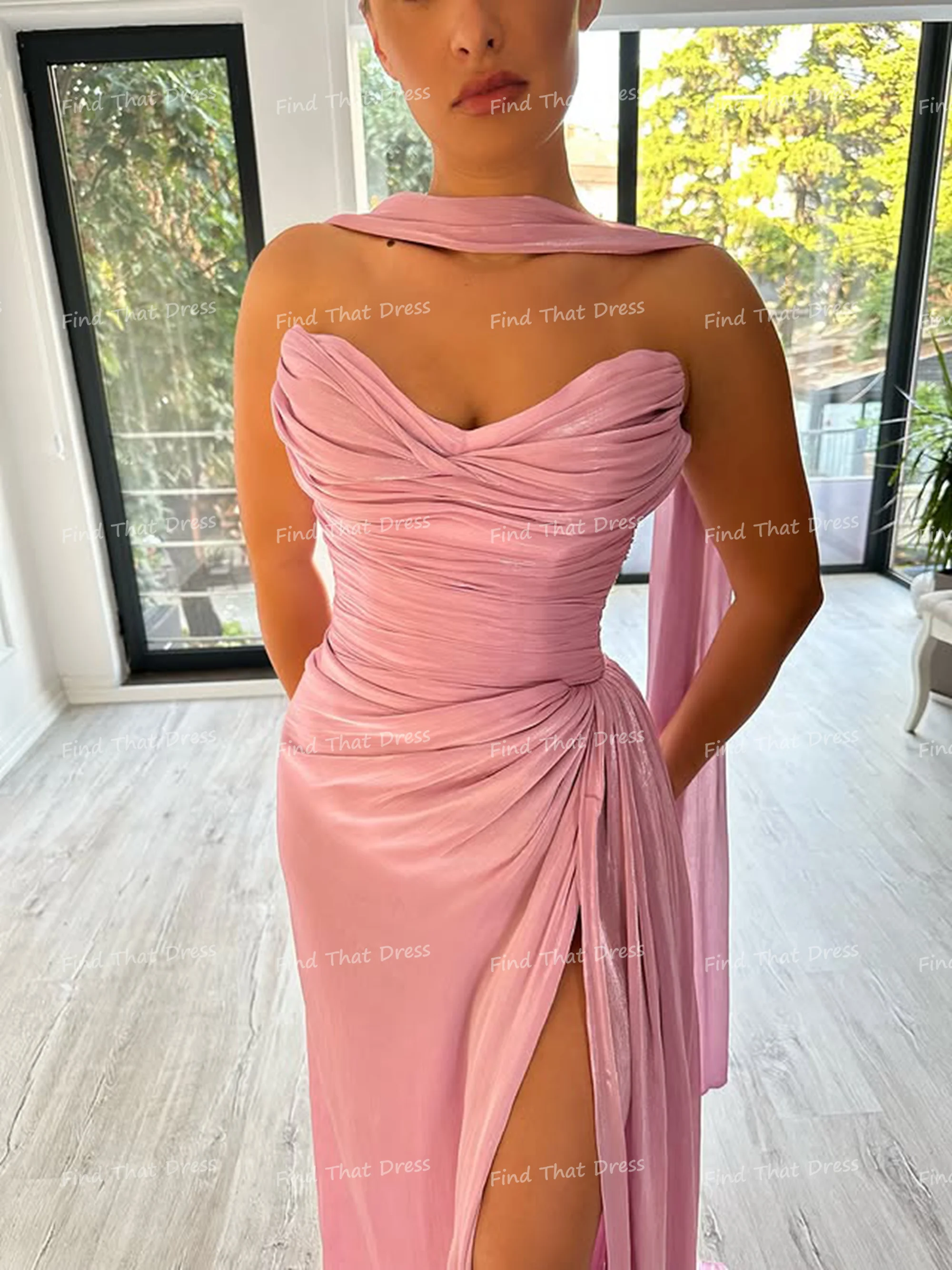 

Современное многоуровневое плиссированное сексуальное платье с открытыми плечами на заказ, с открытой спиной и разрезом по бокам, с открытой спиной, макси-длина, платье в Саудовской Аравии со шлейфом