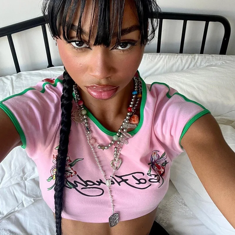 

Повседневная футболка с круглым вырезом и принтом для женщин, весенняя коллекция, облегающий крой, из ацетатного волокна