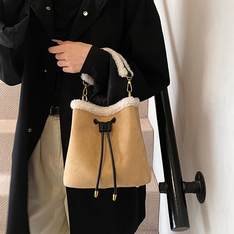 Bolsos de mano tipo cubo empalmados de felpa a la moda para mujer Otoño Invierno versátiles de gran capacidad para ir al trabajo bolsos de un hombro tipo bandolera tendencia