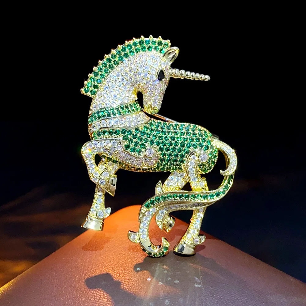 

Luxury Women Accessory Vivid 3D Emerald/Sapphire Full Diamond Horse Brooches Auspicious Adornment Colorful Pony Pin For Hat Bag