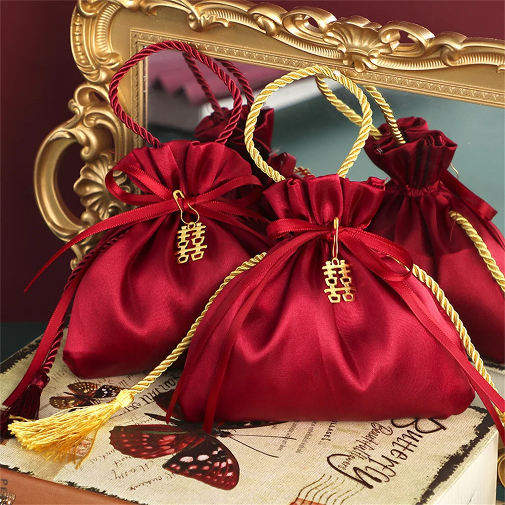 

Candy Gift Bag for Wedding Guests Chinese Traditional Wedding Gift Bag Red Flannel Velvet Fabric Material Drawstring Package Bag