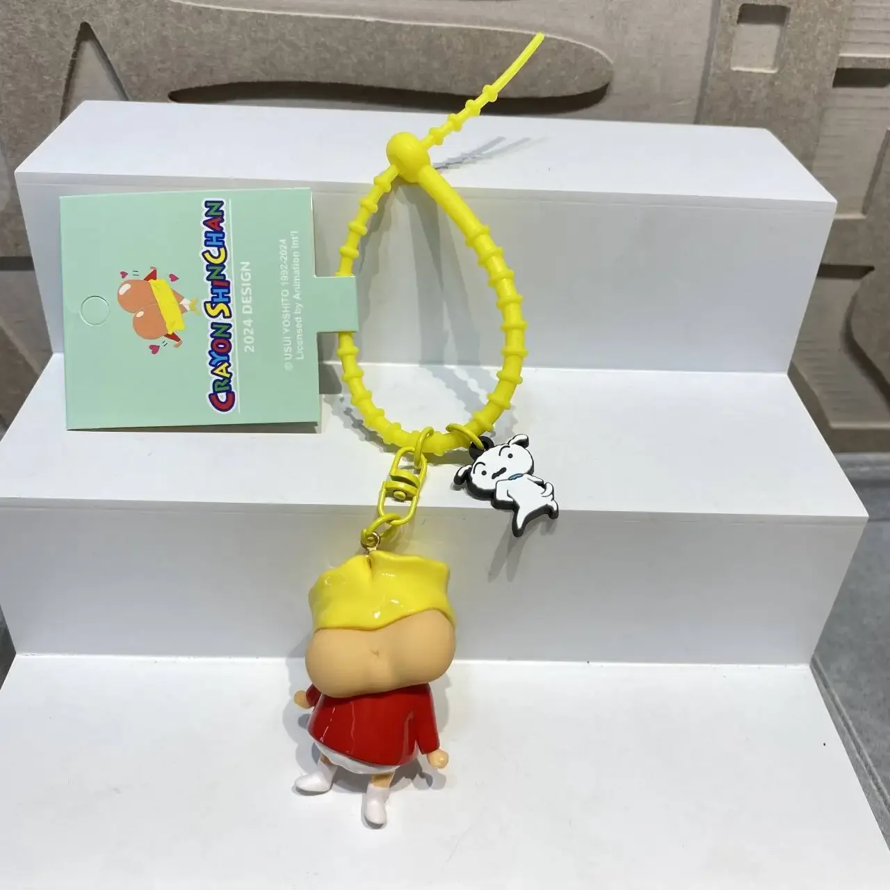 Bandai Crayon Shin-Chan Schlüsselanhänger Anime Figuren Schüchterne und lustige Serie Anhänger Cartoon Auto Schlüsselanhänger Kinderspielzeug Fans Geschenk Ornament