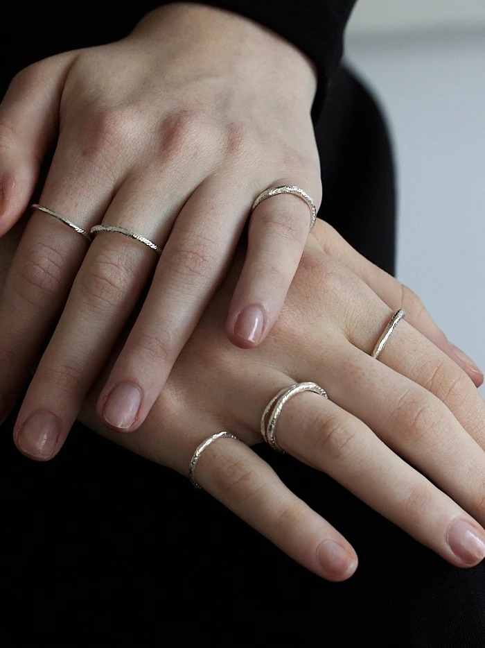 

Handmade HDES S925 Sterling Silver Hammered Thin Ring Unisex Elegant Minimalist round Ring for Men And Women