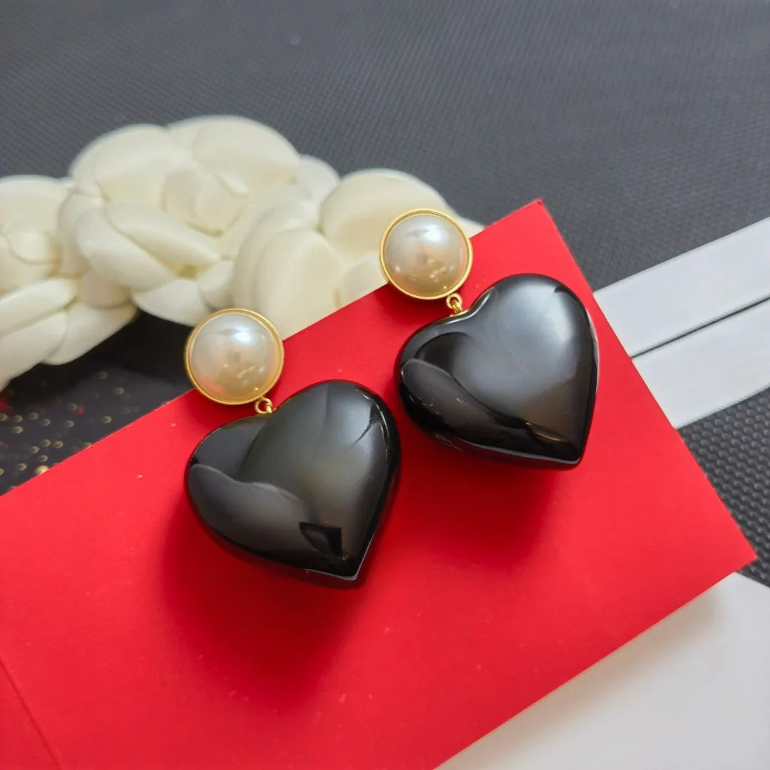 

Fashion black beautiful high fashion love earrings