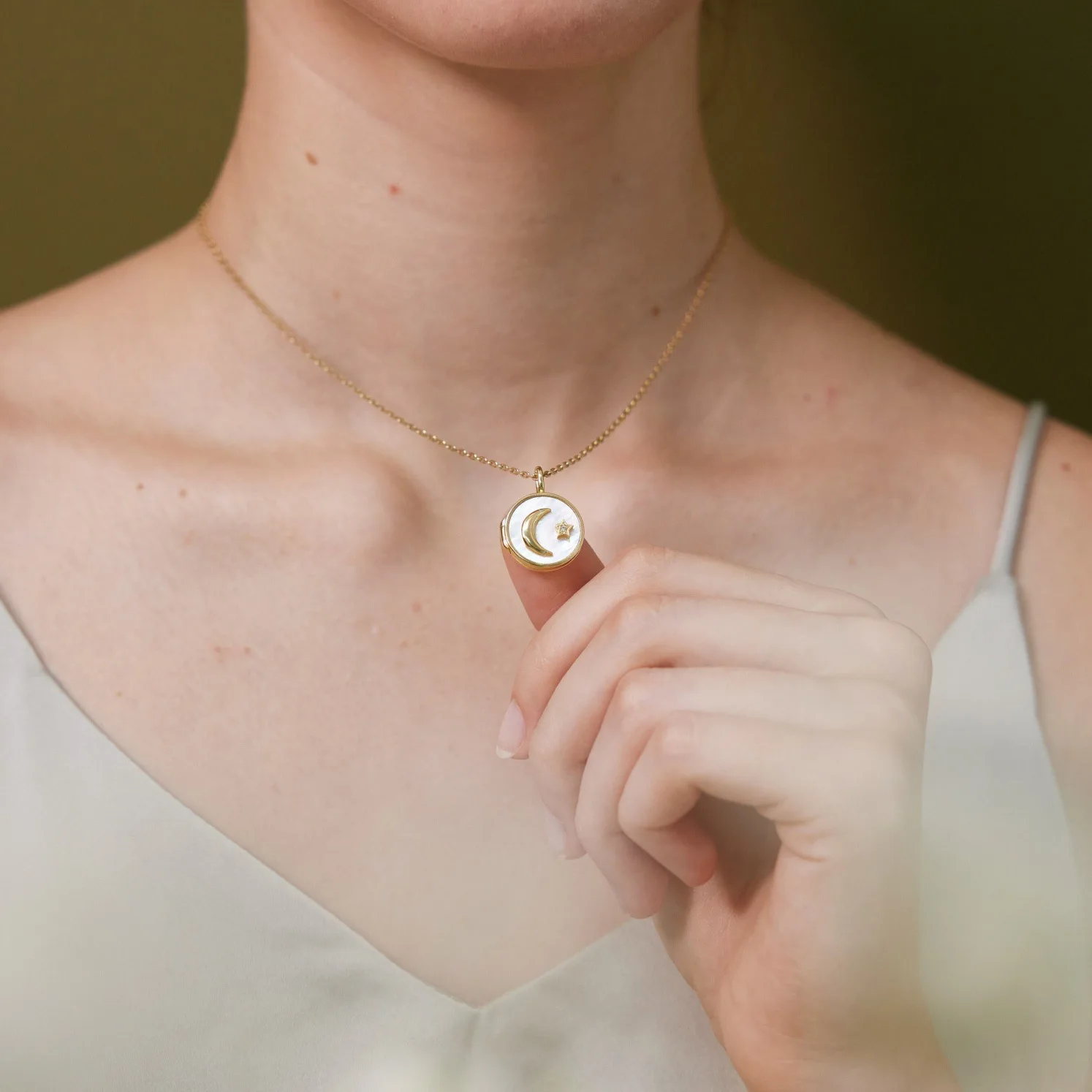 Hot-selling star moon mother shell can be opened, photo box necklace for women's high sense can be placed, clavicle chain commem